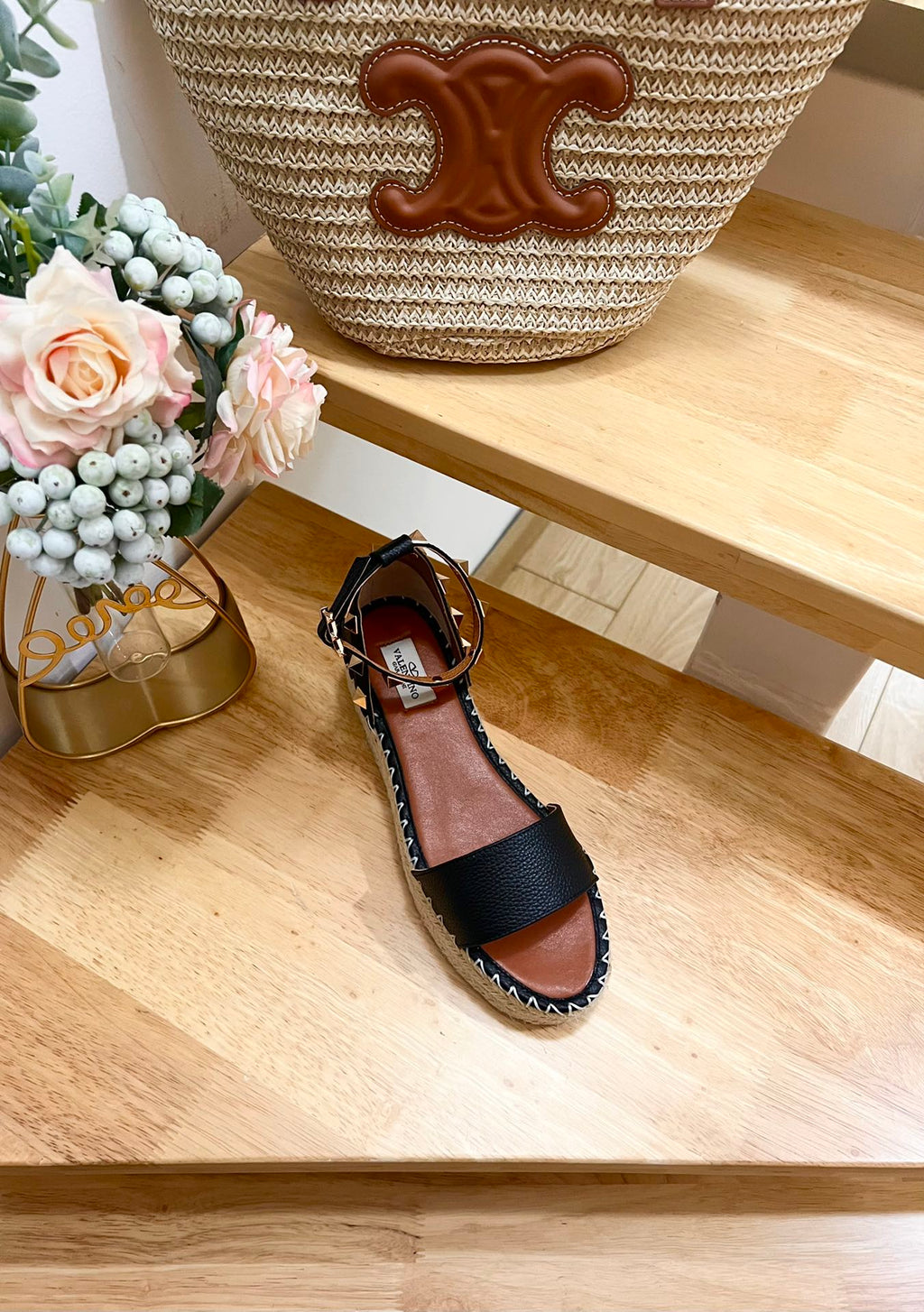 ROCKSTUD FLATFORM SANDAL IN BLACK CALFSKIN