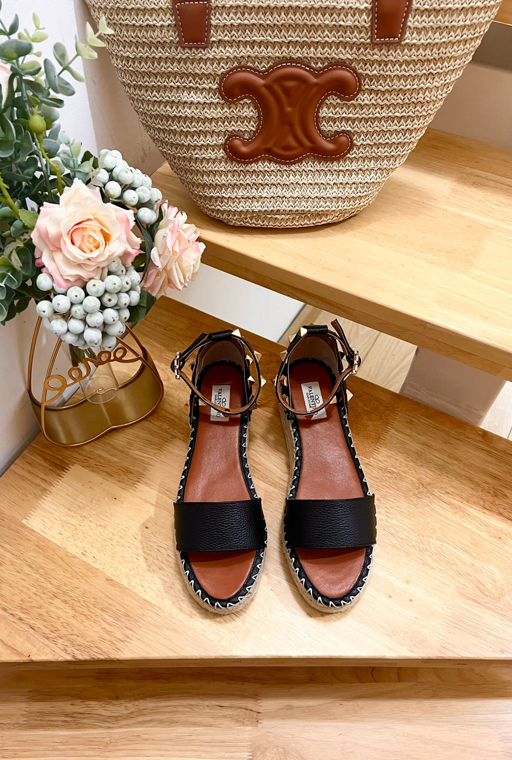 ROCKSTUD FLATFORM SANDAL IN BLACK CALFSKIN