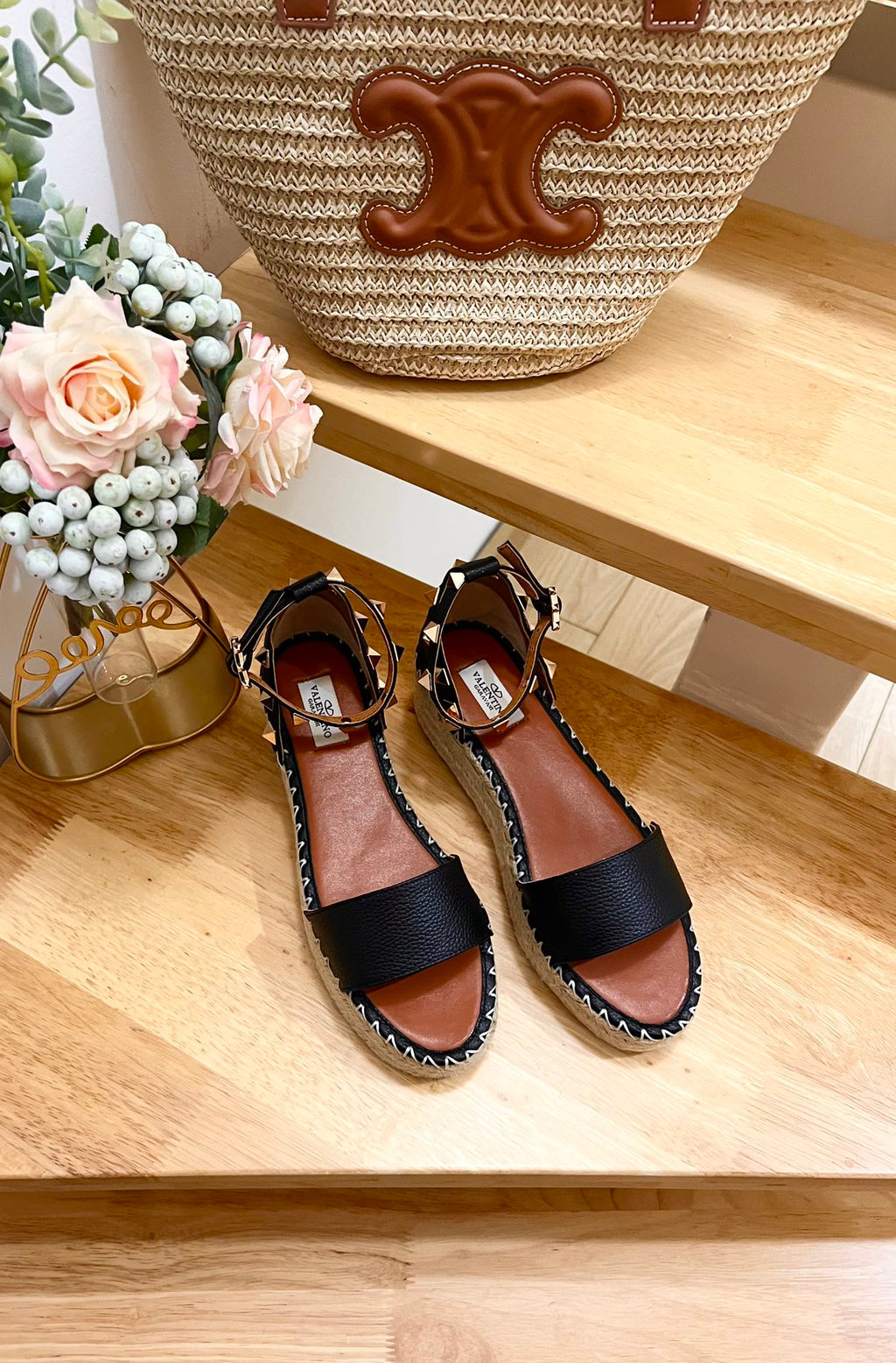 ROCKSTUD FLATFORM SANDAL IN BLACK CALFSKIN