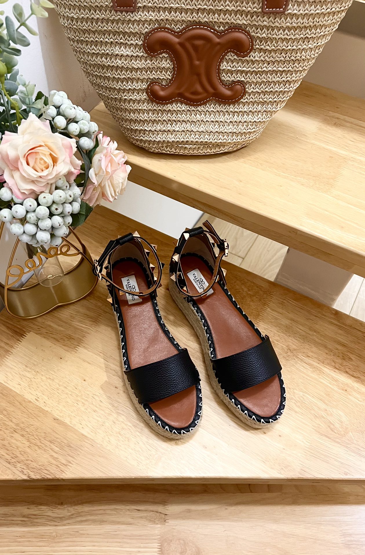 ROCKSTUD FLATFORM SANDAL IN BLACK CALFSKIN