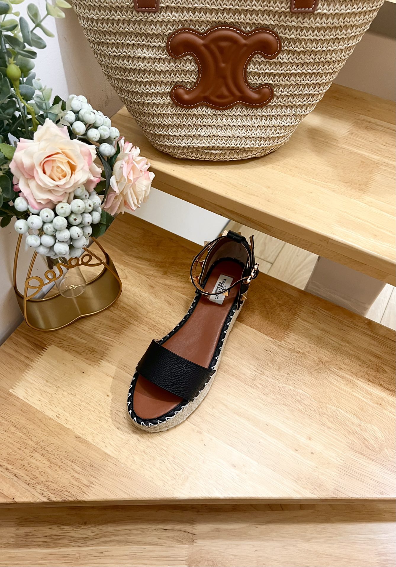 ROCKSTUD FLATFORM SANDAL IN BLACK CALFSKIN