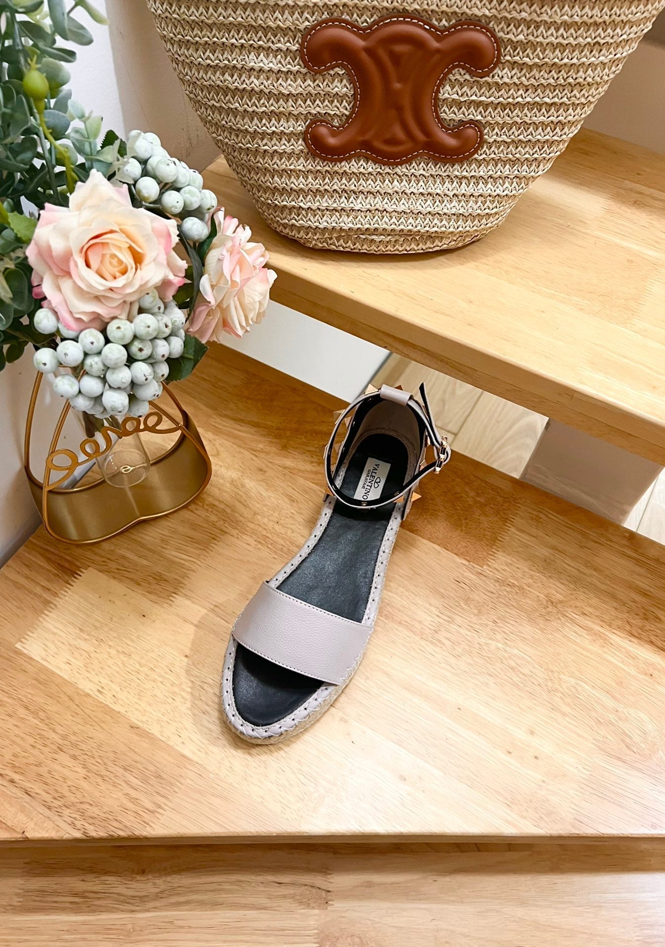 ROCKSTUD FLATFORM SANDAL IN SOFT PINK CALFSKIN