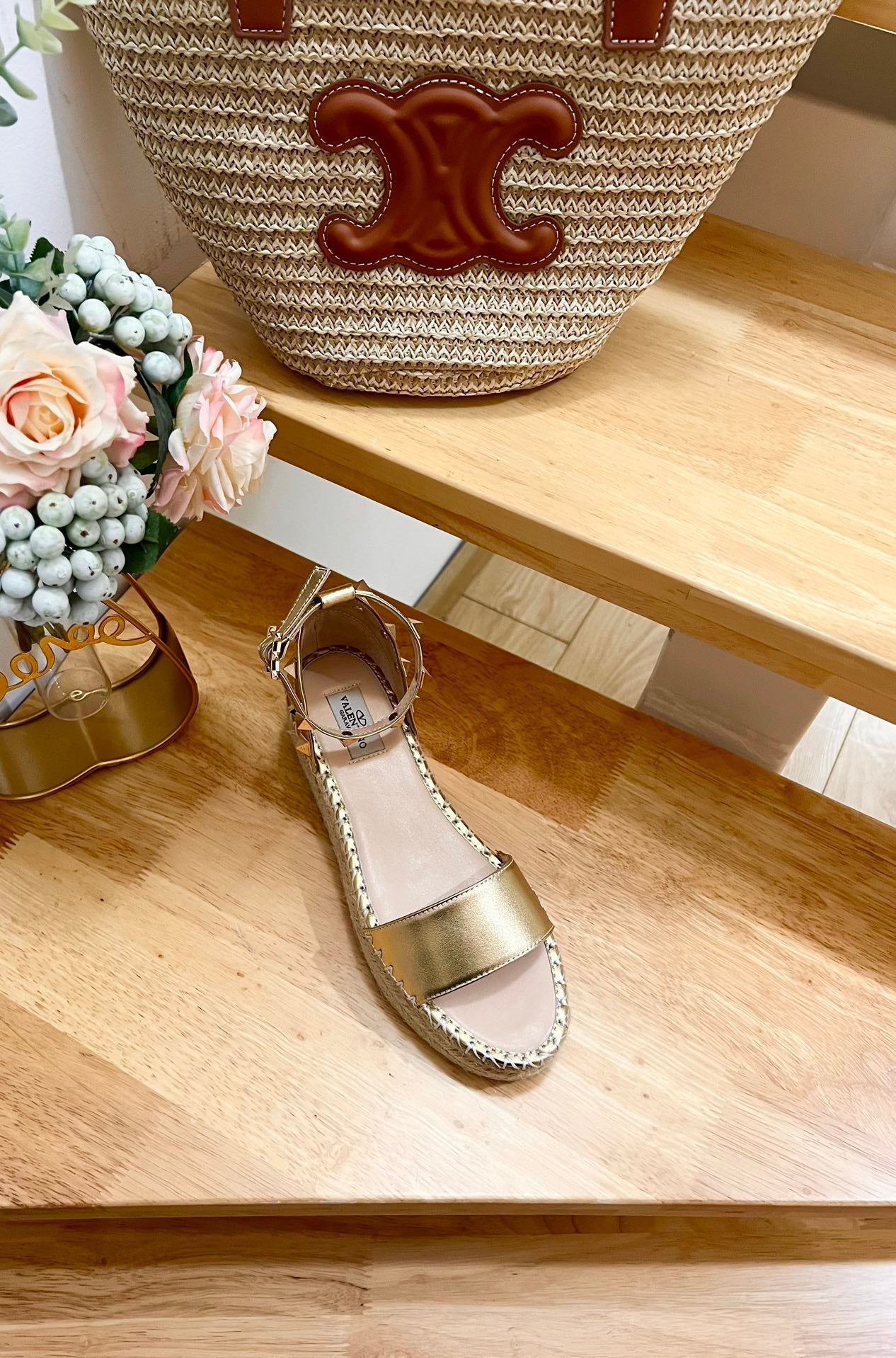 ROCKSTUD FLATFORM SANDAL IN GOLD CALFSKIN