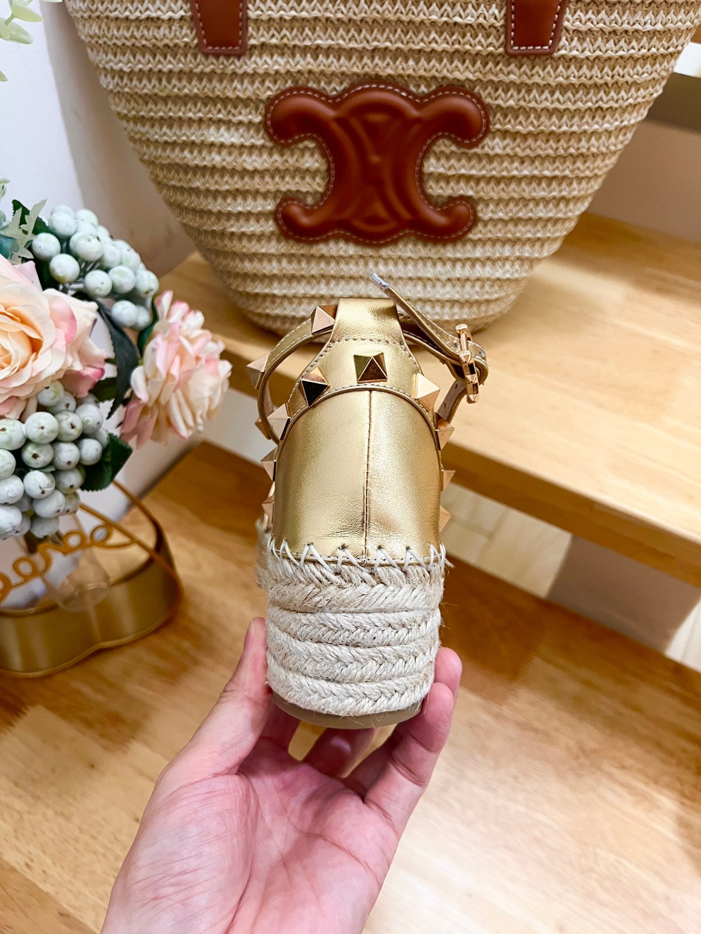 ROCKSTUD FLATFORM SANDAL IN GOLD CALFSKIN