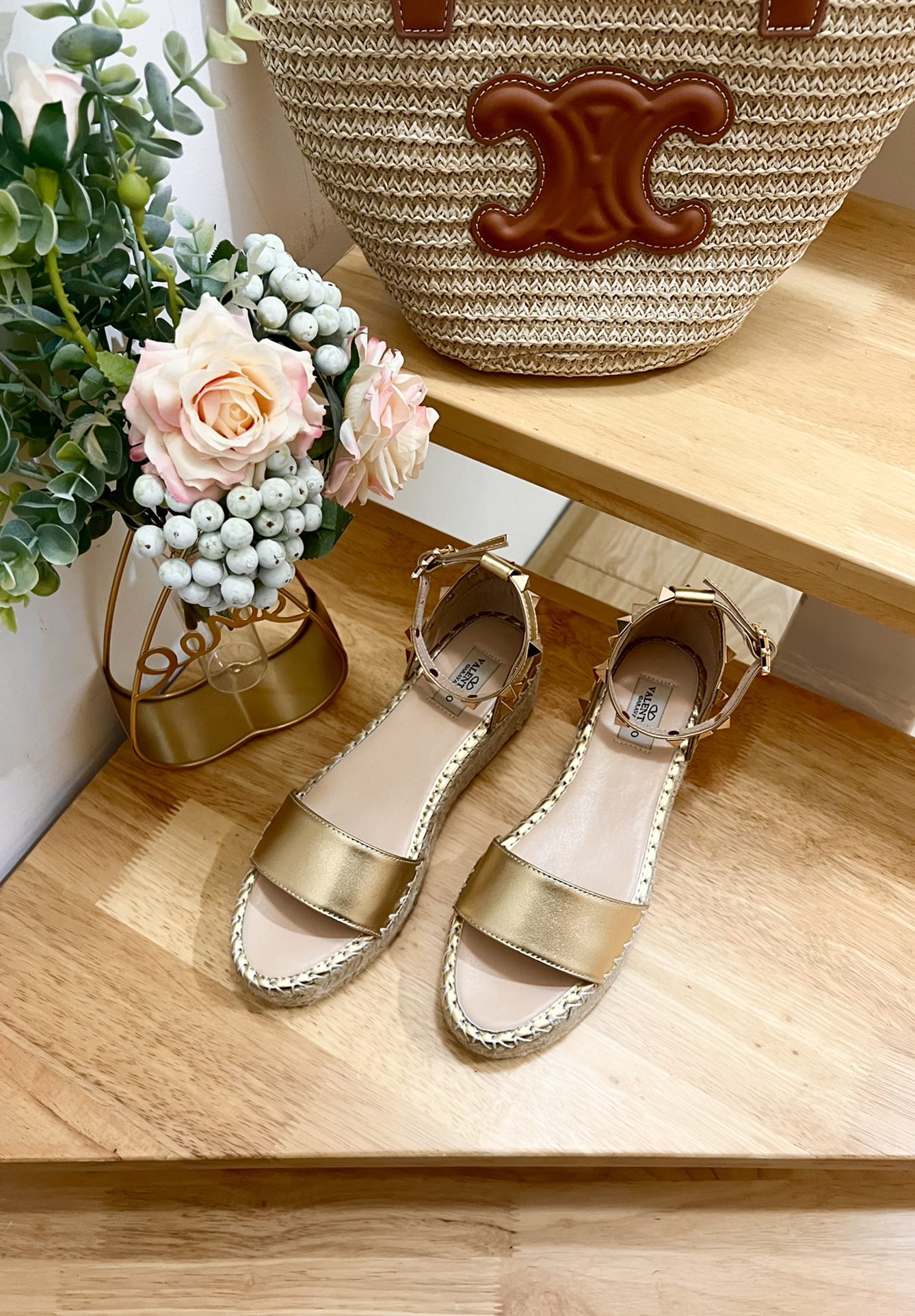 ROCKSTUD FLATFORM SANDAL IN GOLD CALFSKIN