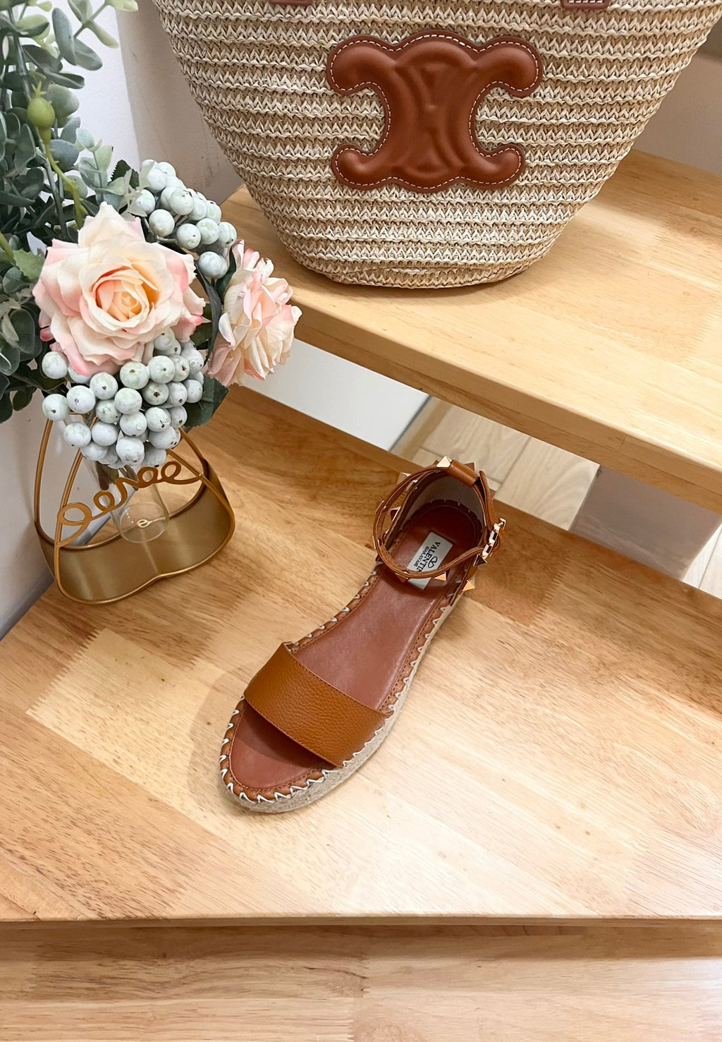 ROCKSTUD FLATFORM SANDAL IN CHOCOLATE BROWN CALFSKIN