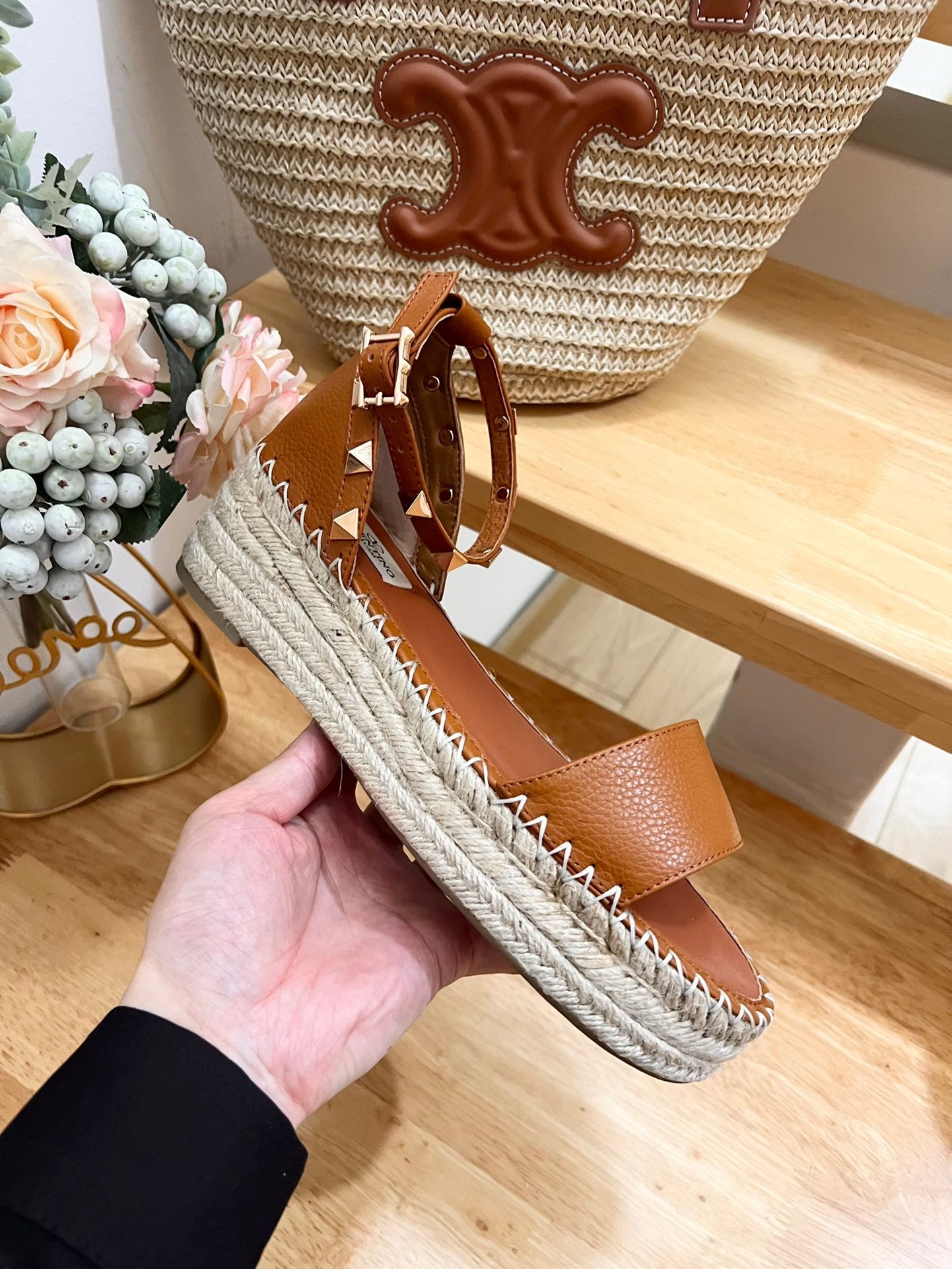 ROCKSTUD FLATFORM SANDAL IN CHOCOLATE BROWN CALFSKIN