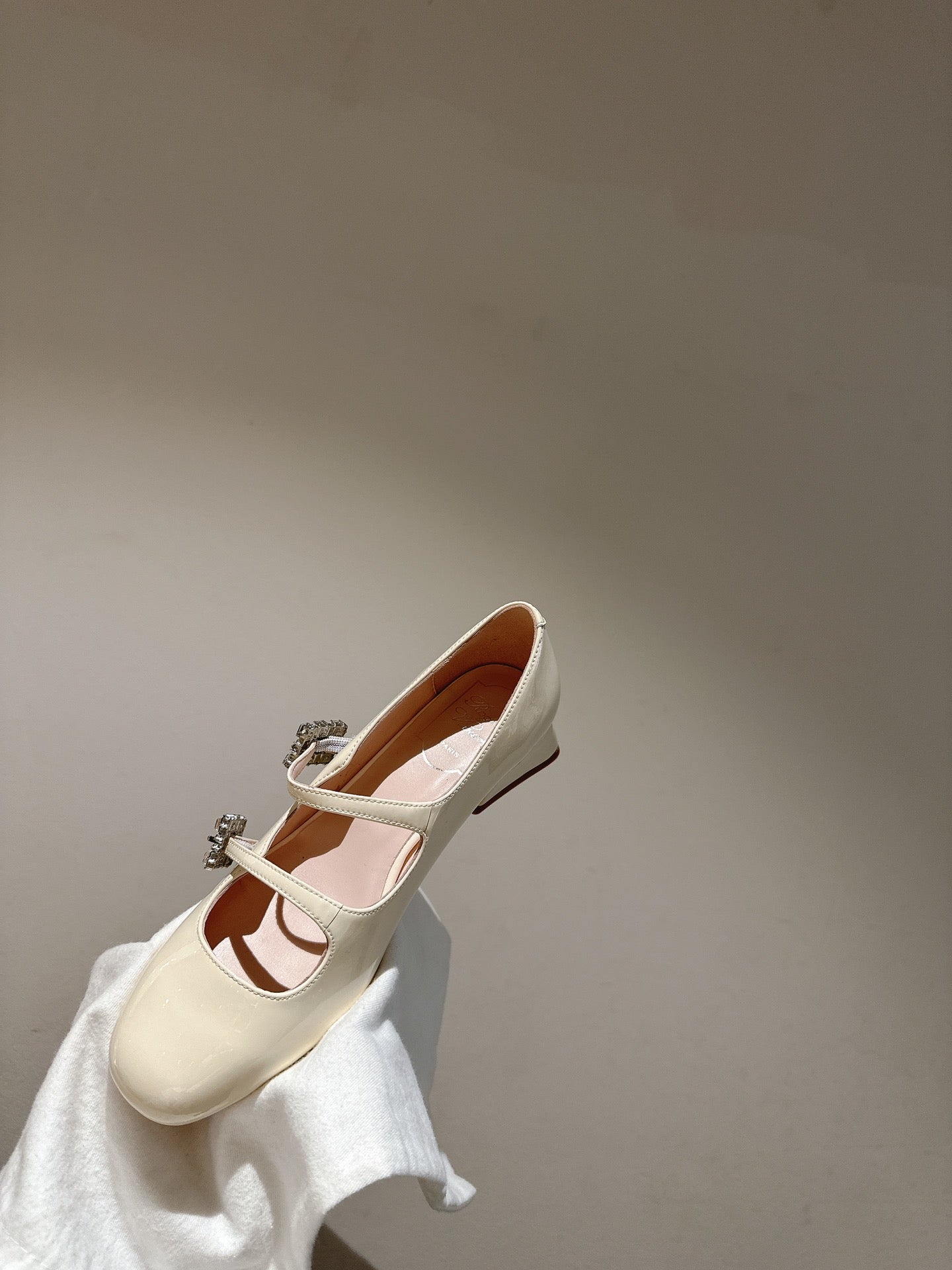 MINI TRES VIVIER STRASS BUCKLE BABIES BALLERINAS IN OFF WHITE PATENT CALFSKIN