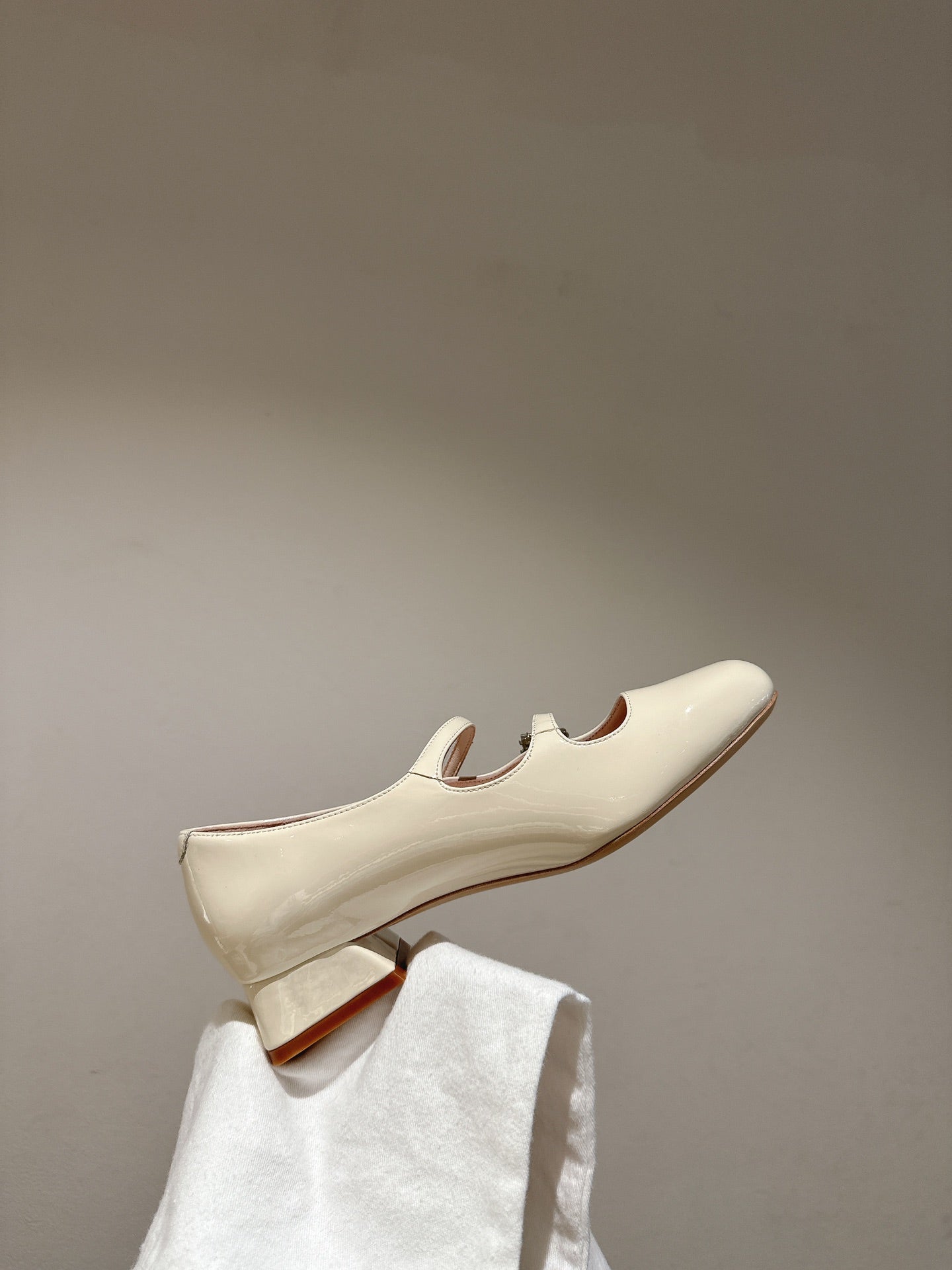 MINI TRES VIVIER STRASS BUCKLE BABIES BALLERINAS IN OFF WHITE PATENT CALFSKIN