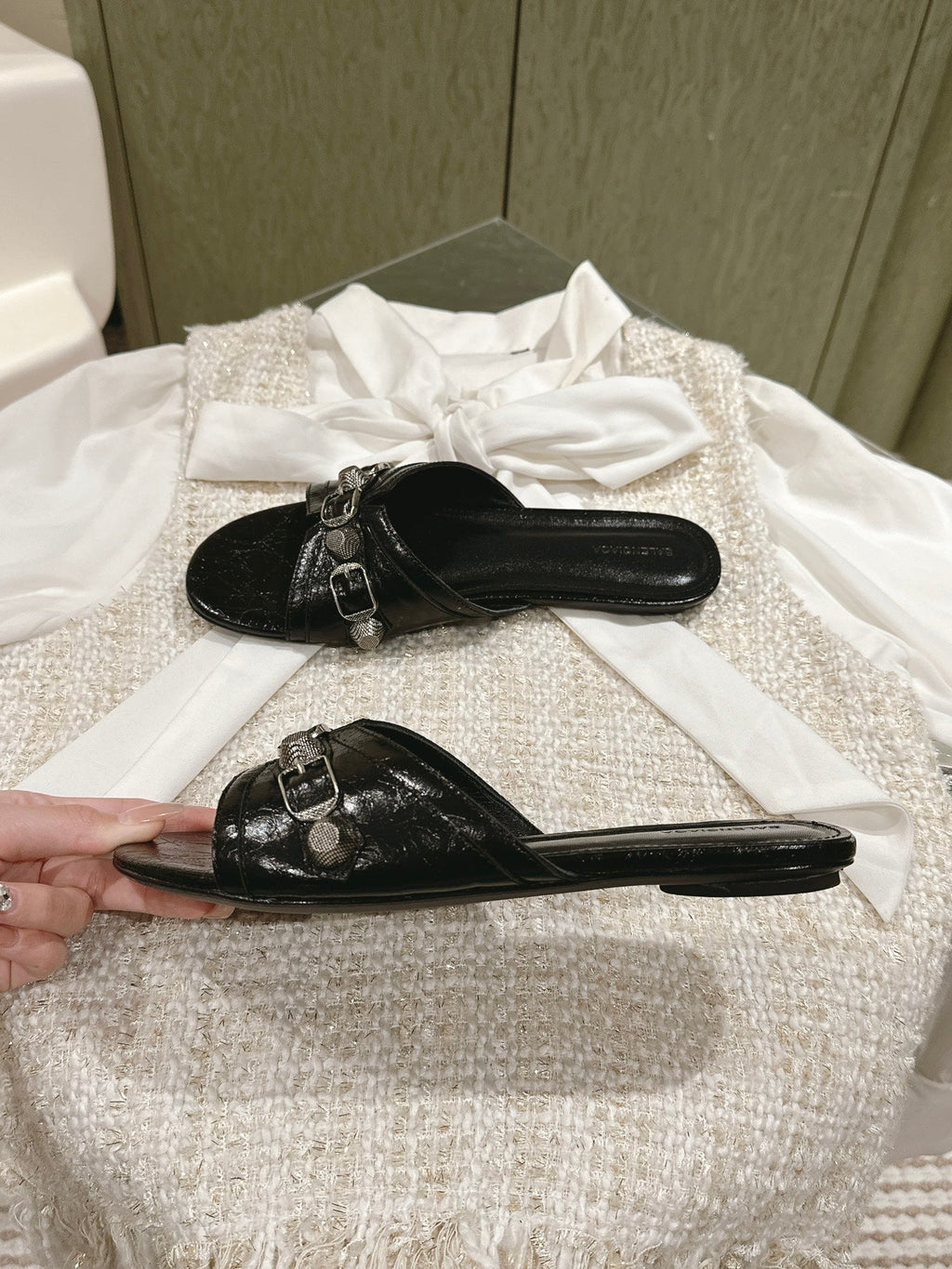 CAGOLE FLAT SANDALS IN BLACK WAX-OIL SHEEPSKIN