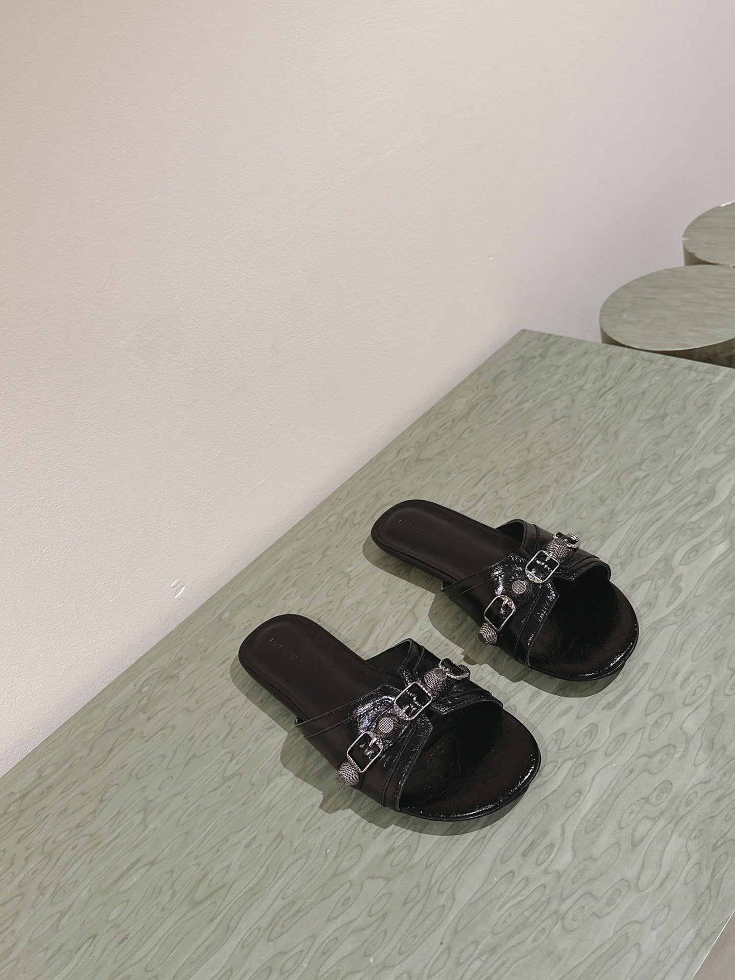 CAGOLE FLAT SANDALS IN BLACK WAX-OIL SHEEPSKIN