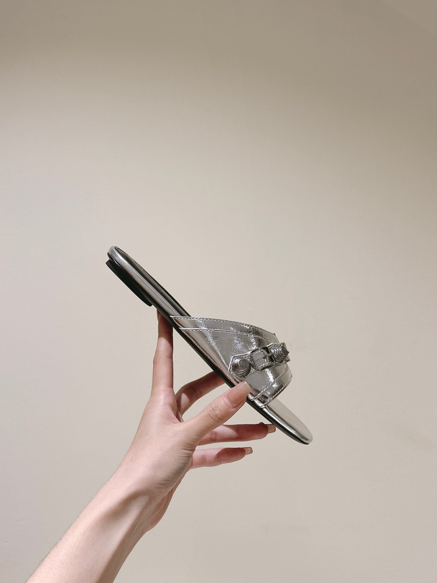 CAGOLE FLAT SANDALS IN SILVER WAX-OIL SHEEPSKIN