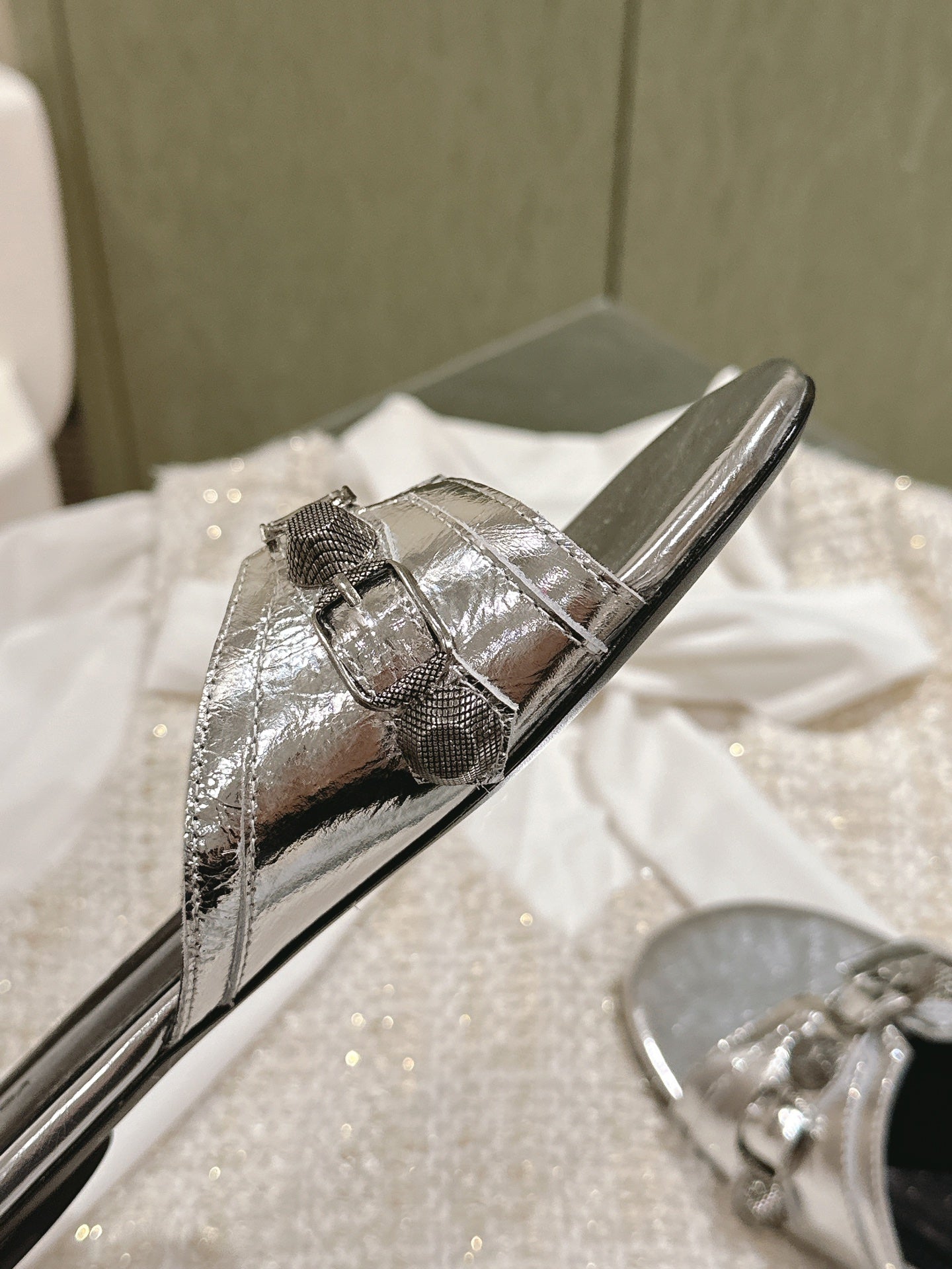 CAGOLE FLAT SANDALS IN SILVER WAX-OIL SHEEPSKIN