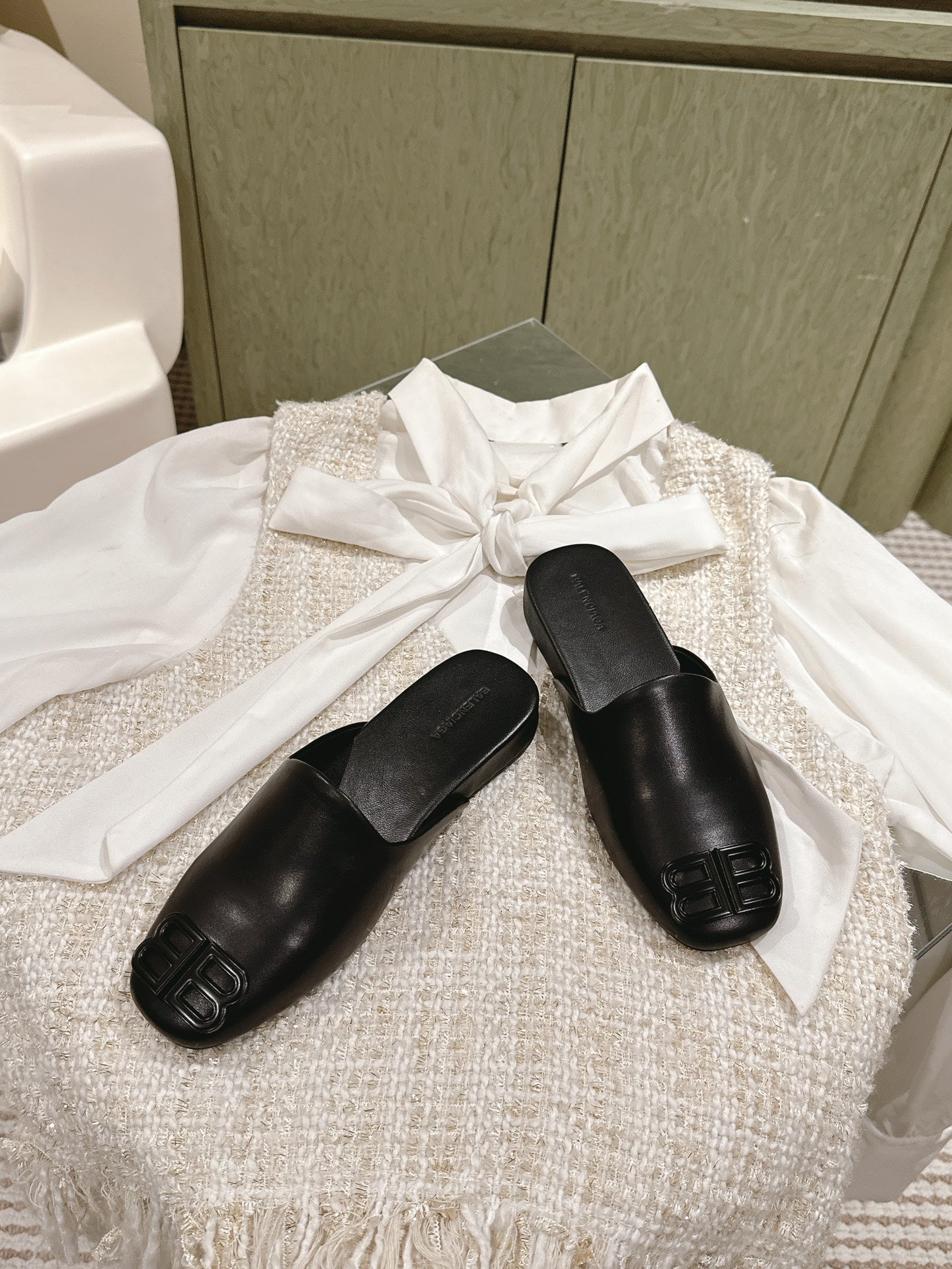 BLACK SHINY LAMBSKIN SQUARE TOE FLAT MULES BLACK BUCKLE