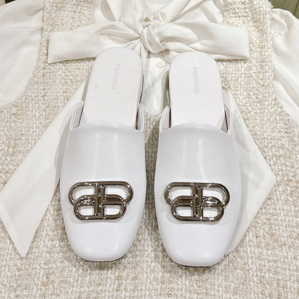 FLAT MULES IN WHITE SMOOTH CALFSKIN SILVER BUCKLE