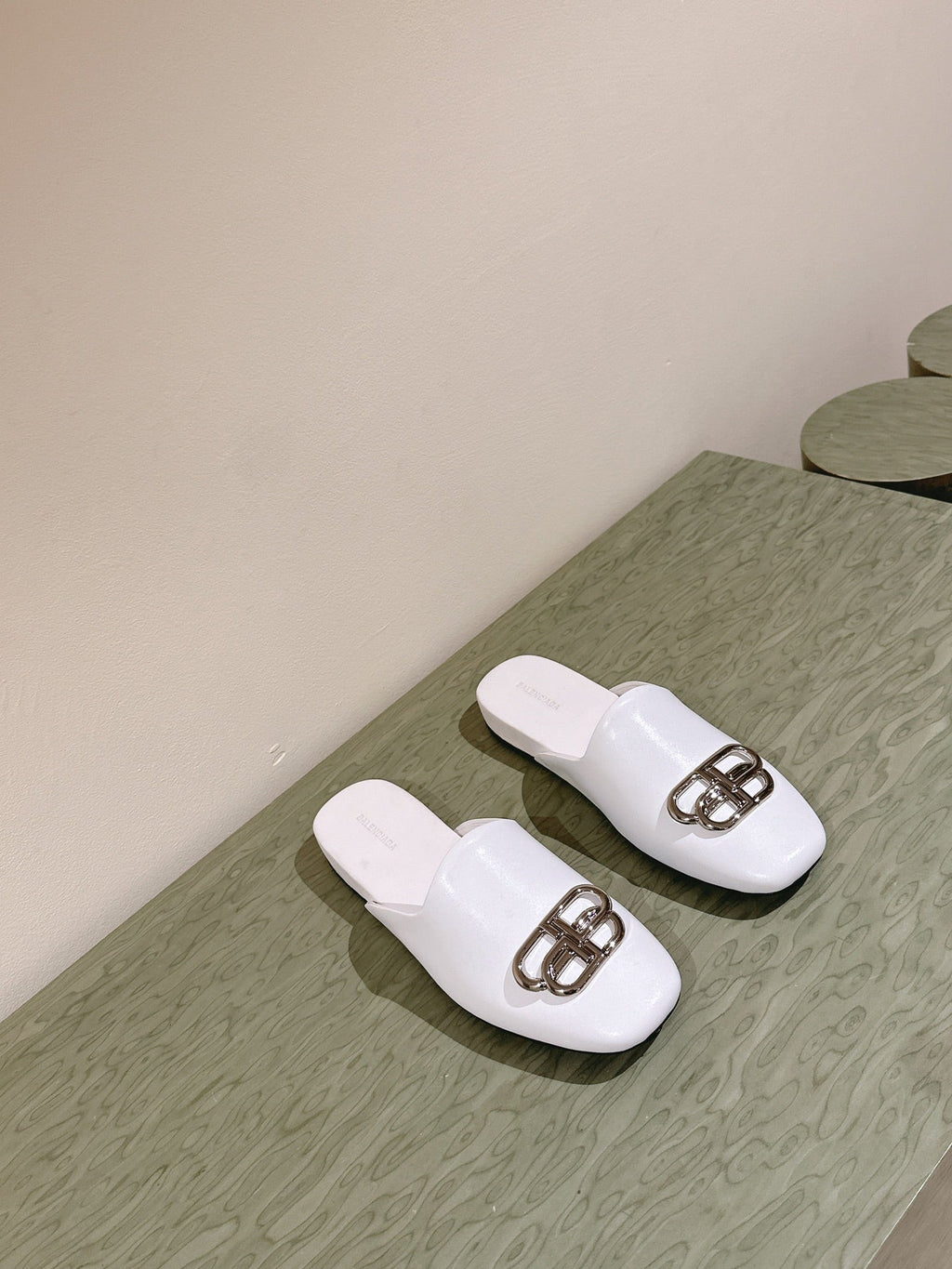 FLAT MULES IN WHITE SMOOTH CALFSKIN SILVER BUCKLE