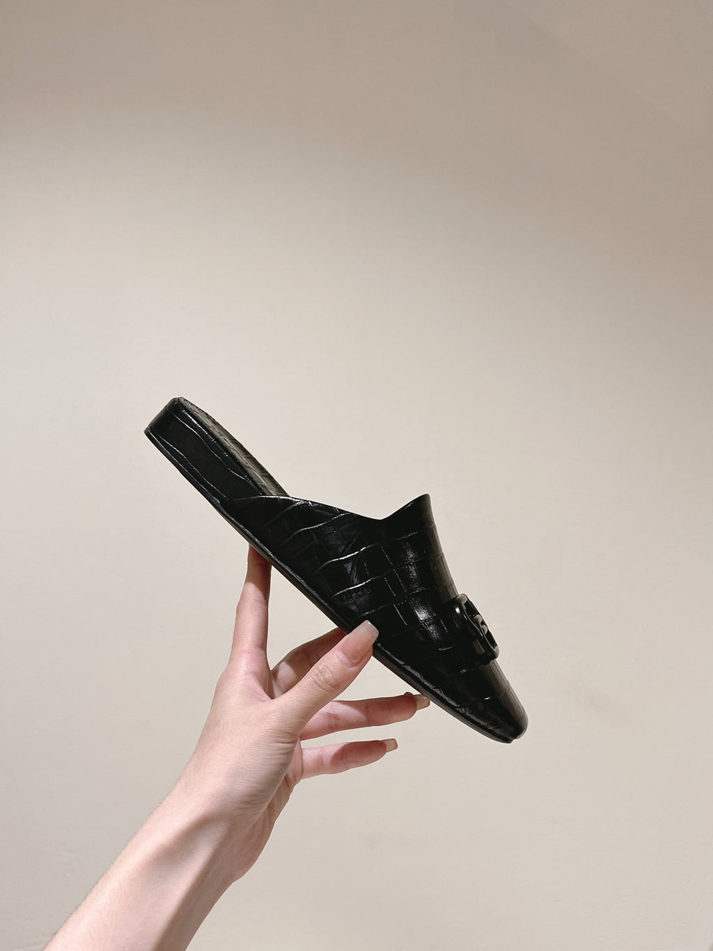 FLAT MULES IN BLACK CROCODILE EMBOSSED GLOSSY CALFSKIN