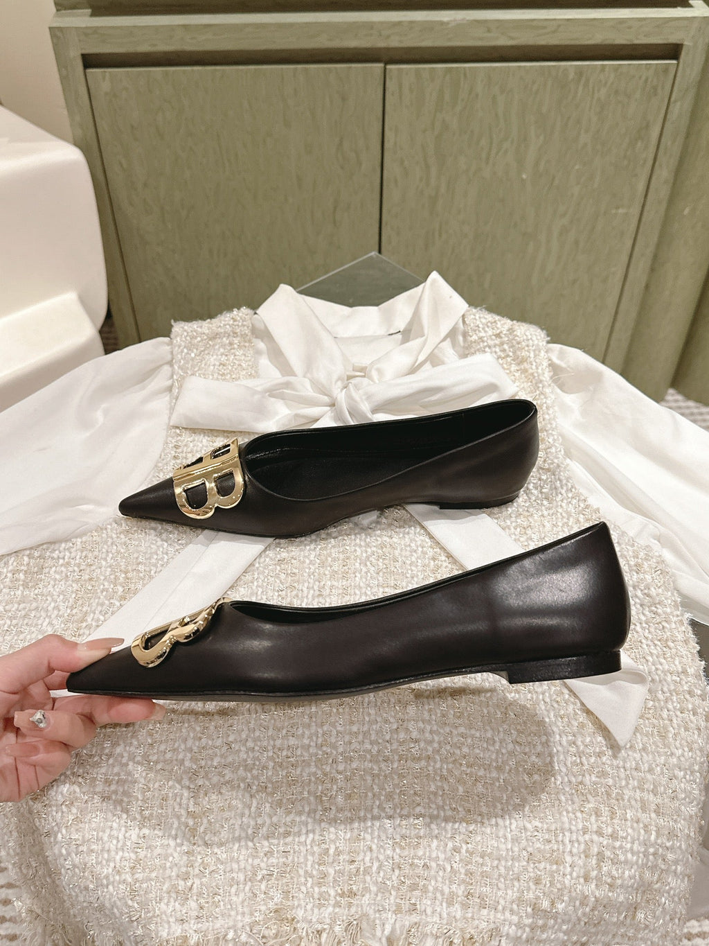 POINTED BB GOLD BUCKLE BALLET FLAT IN BLACK SMOOTH LAMBSKIN