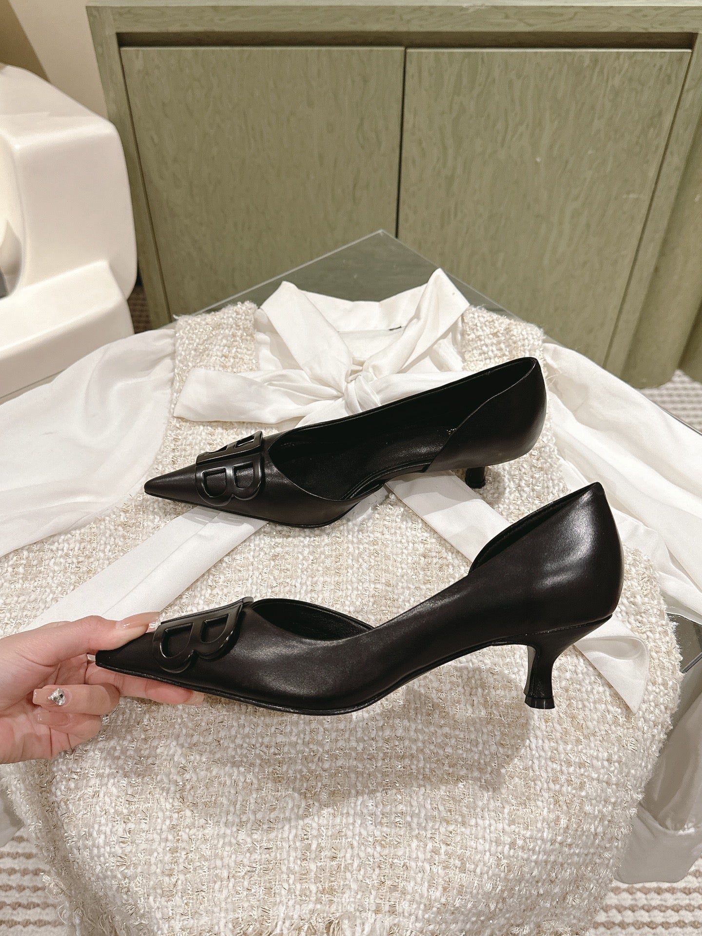 POINTED BB BLACK BUCKLE KITTEN HEEL PUMPS IN BLACK SMOOTH LAMBSKIN