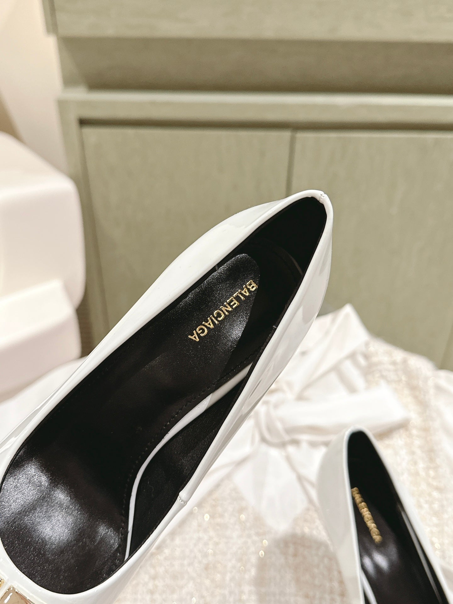 POINTED BB GOLD BUCKLE HIGH PUMPS 85MM IN WHITE PATENT CALFSKIN