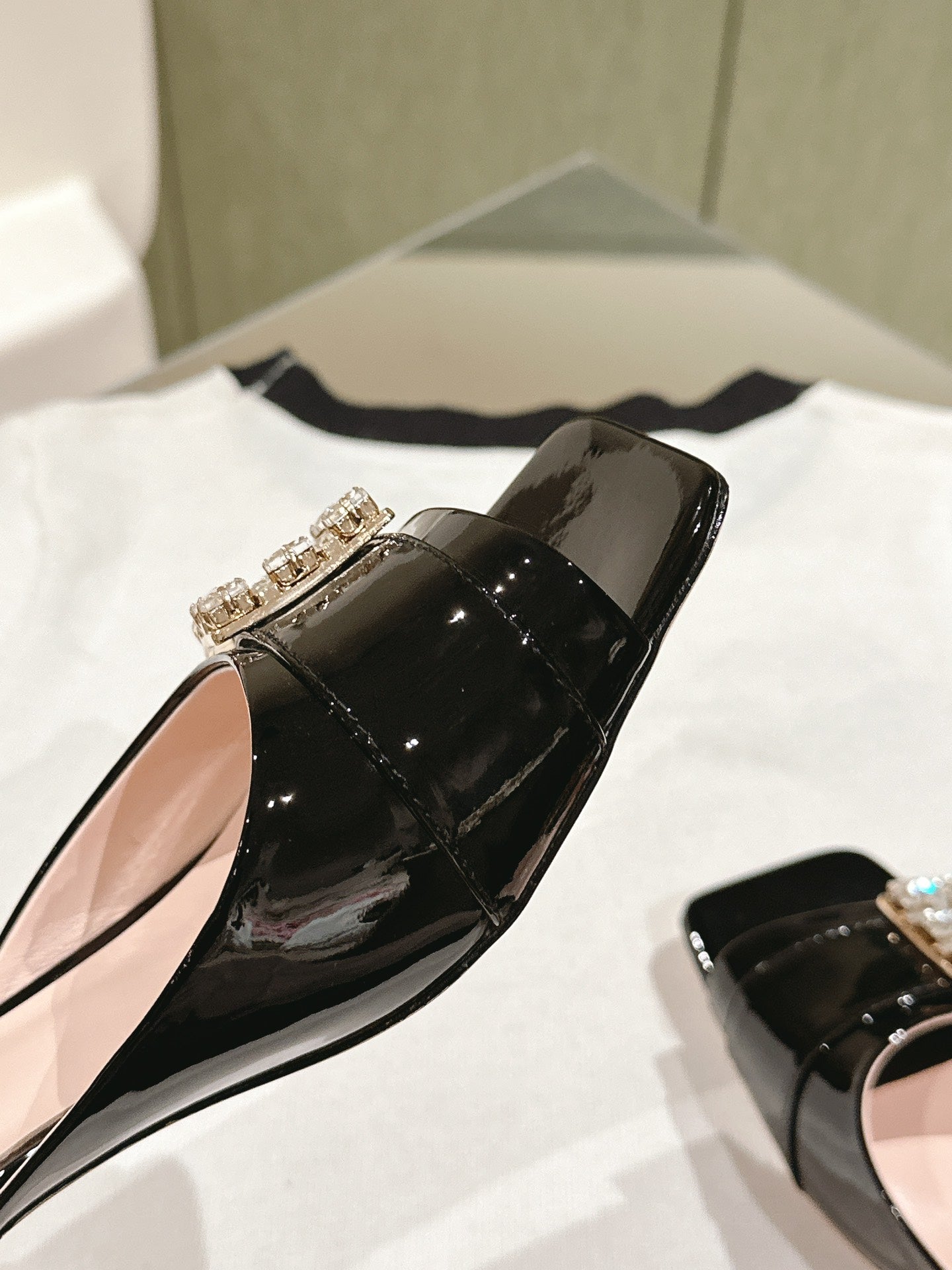 CRYSTAL HEEL MULE IN BLACK PATENT CALFSKIN WITH EMBELLISHED BUCKLE