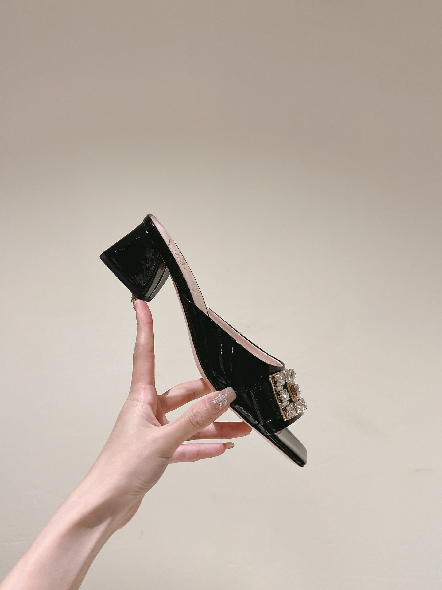 CRYSTAL HEEL MULE IN BLACK PATENT CALFSKIN WITH EMBELLISHED BUCKLE