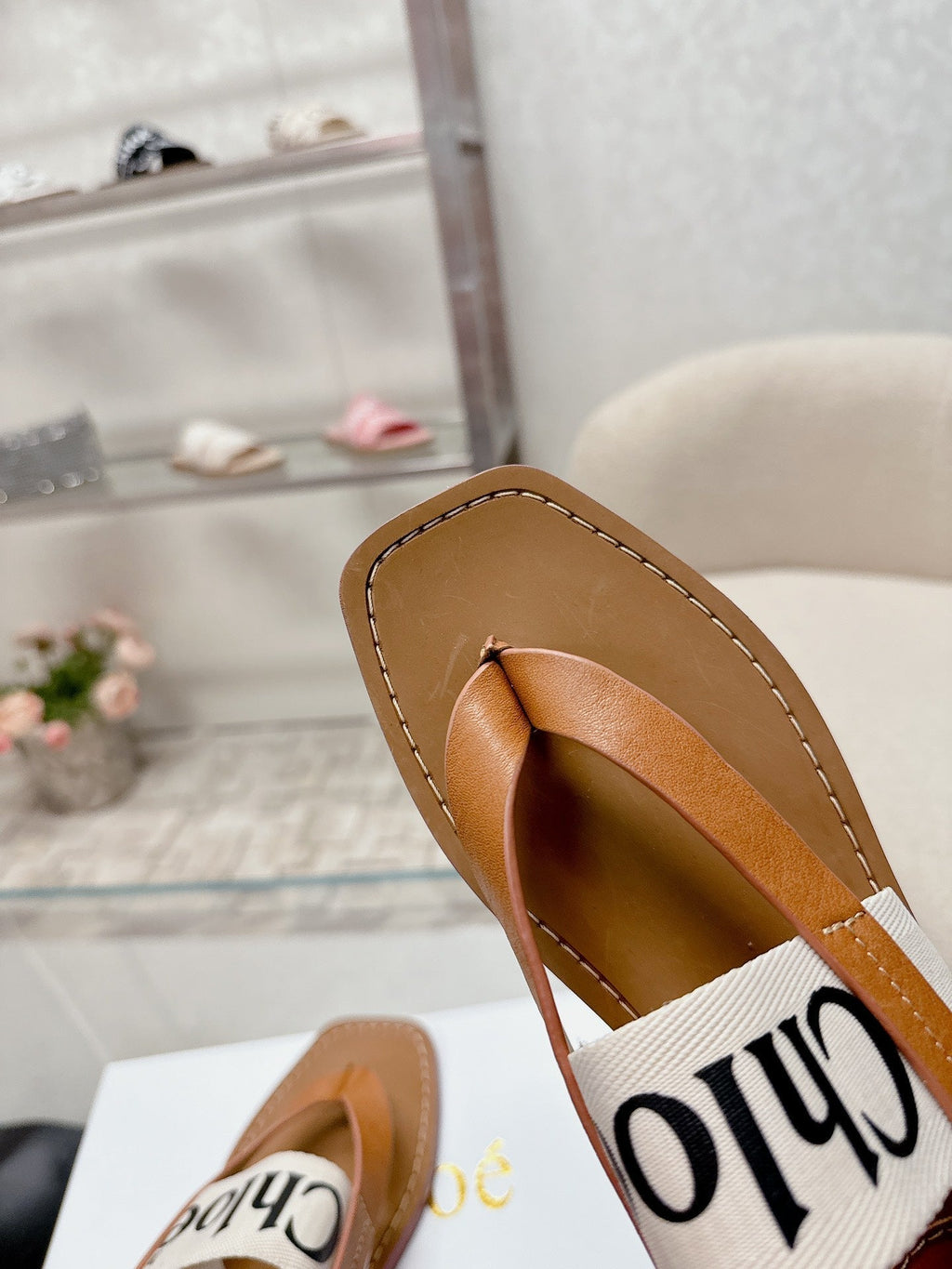 CHLOÉ THONG SANDALS IN CINNAMON BROWN CALFSKIN AND WHITE CANVAS