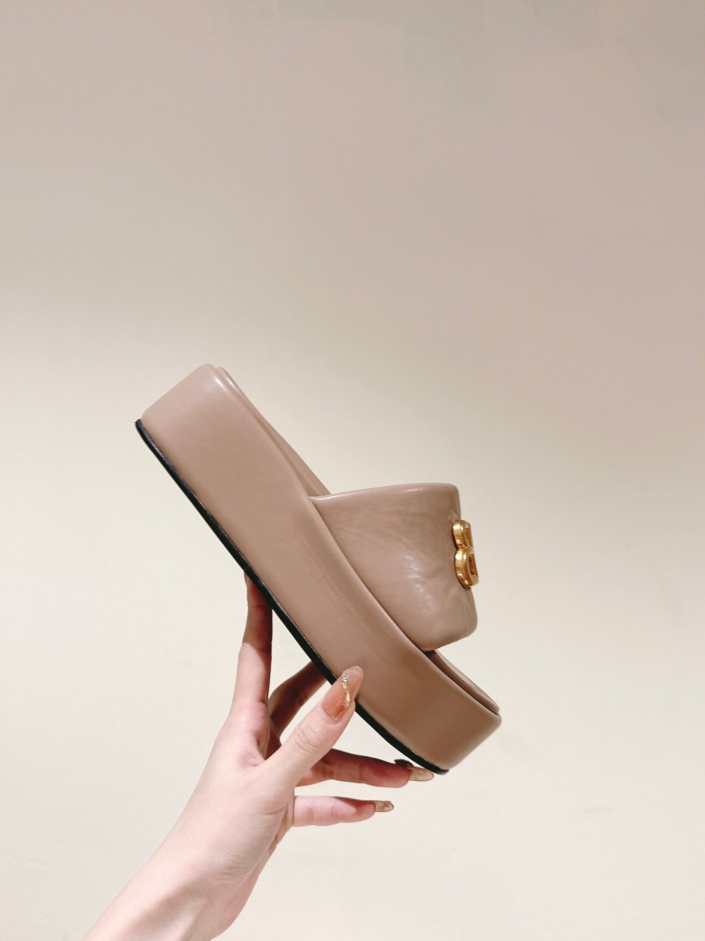 RISE SANDALS IN BEIGE SHINY LAMBSKIN GOLD BUCKLE