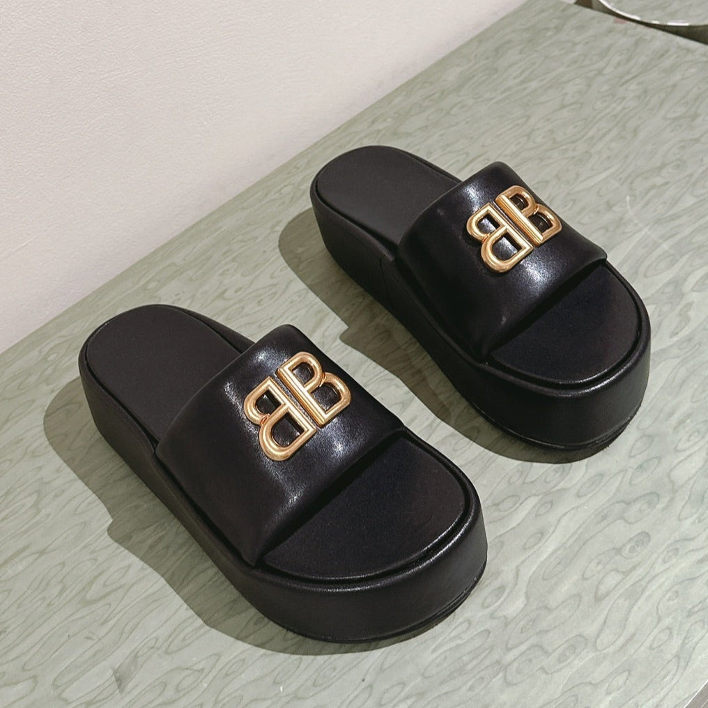 RISE SANDALS IN BLACK SHINY LAMBSKIN GOLD BUCKLE
