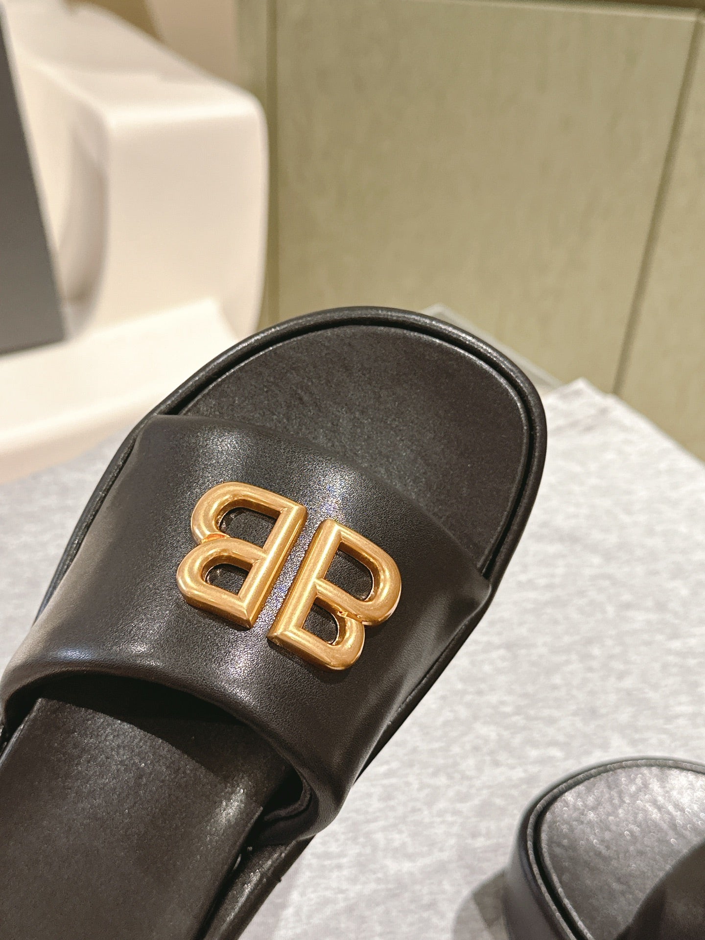 RISE SANDALS IN BLACK SHINY LAMBSKIN GOLD BUCKLE