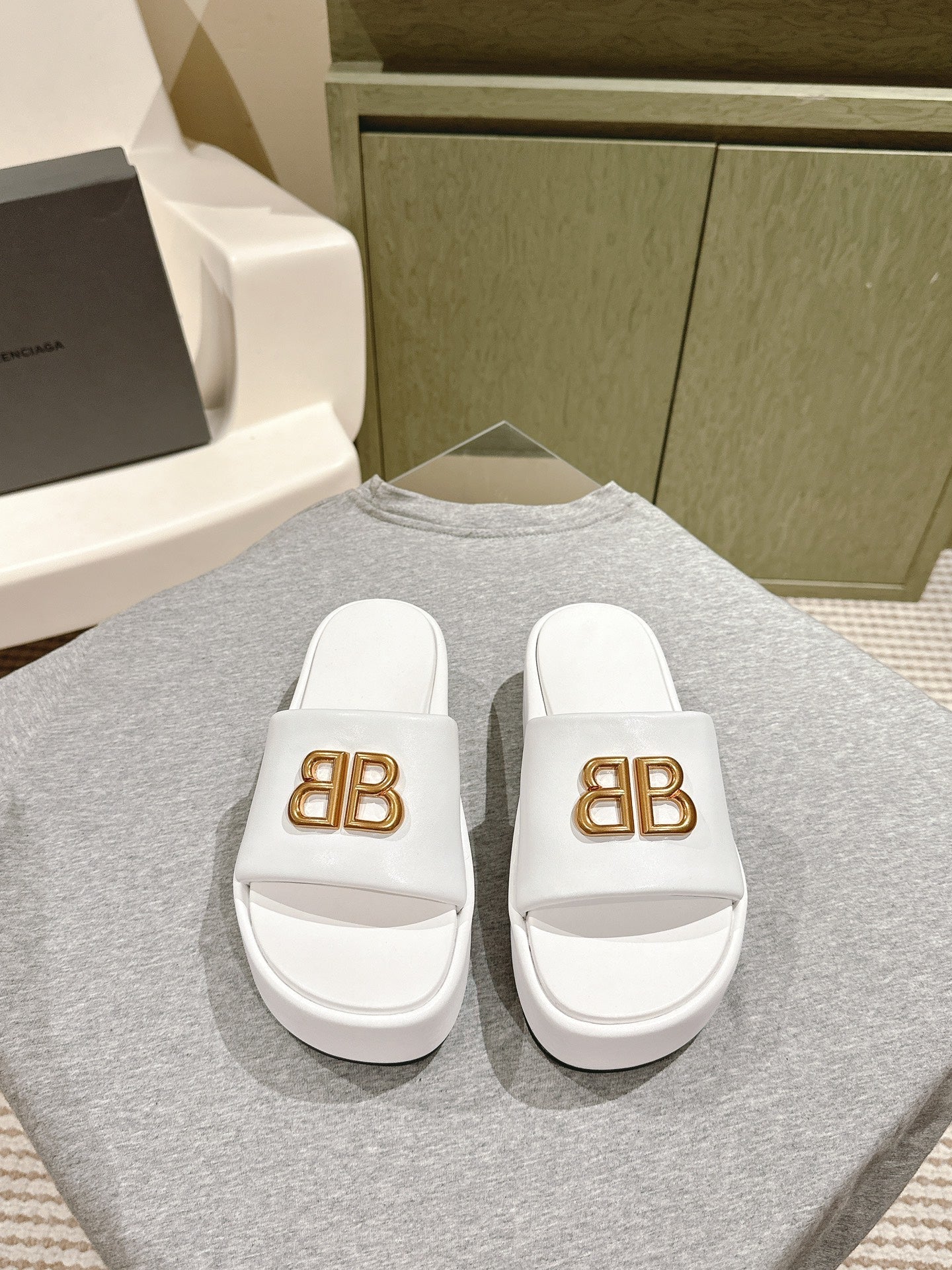 RISE SANDALS IN WHITE SHINY LAMBSKIN GOLD BUCKLE