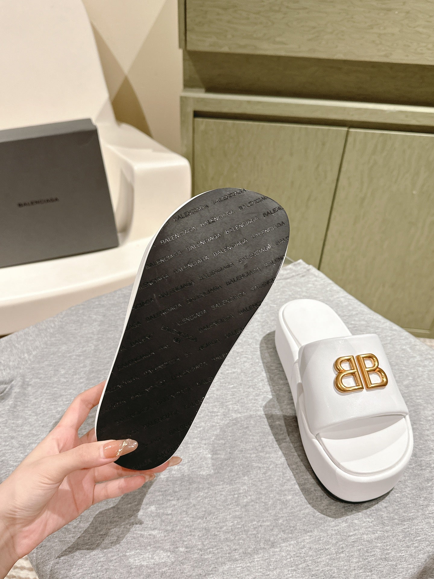 RISE SANDALS IN WHITE SHINY LAMBSKIN GOLD BUCKLE