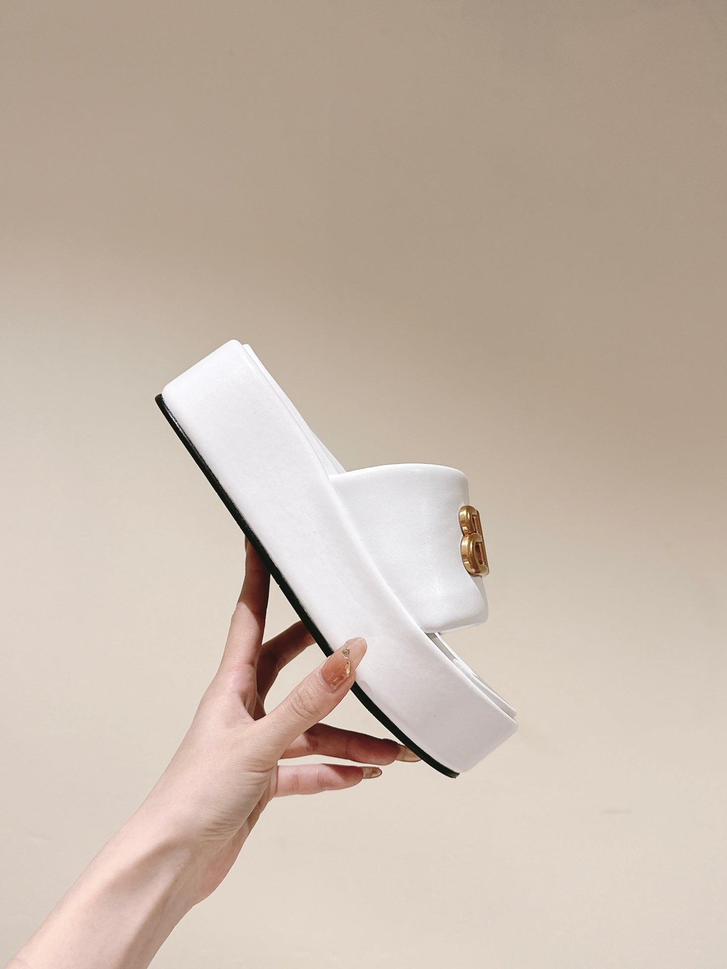 RISE SANDALS IN WHITE SHINY LAMBSKIN GOLD BUCKLE