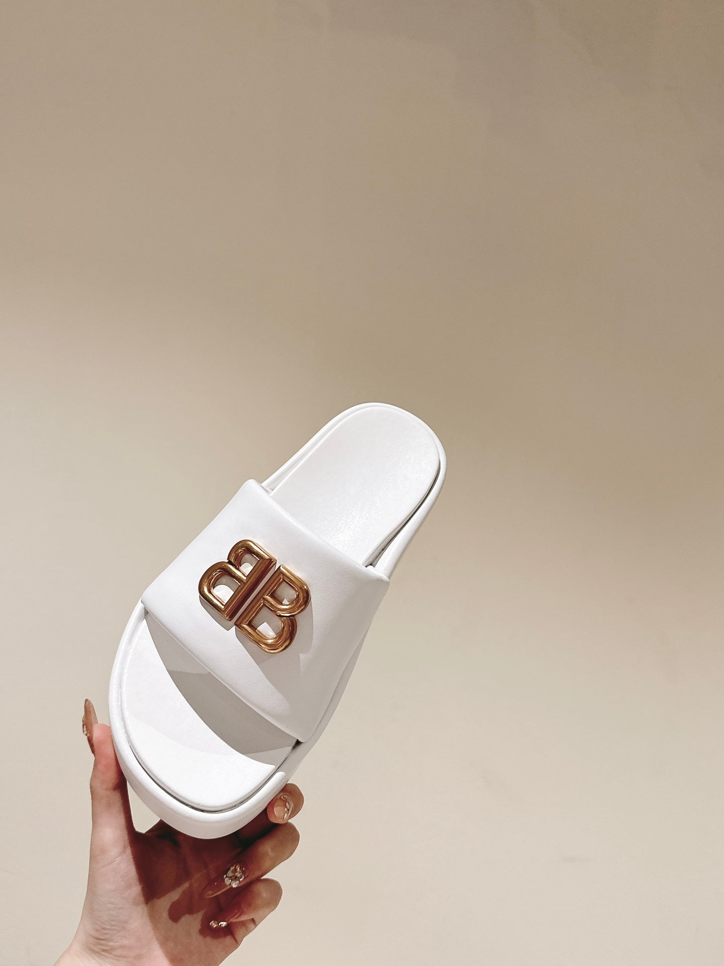 RISE SANDALS IN WHITE SHINY LAMBSKIN GOLD BUCKLE