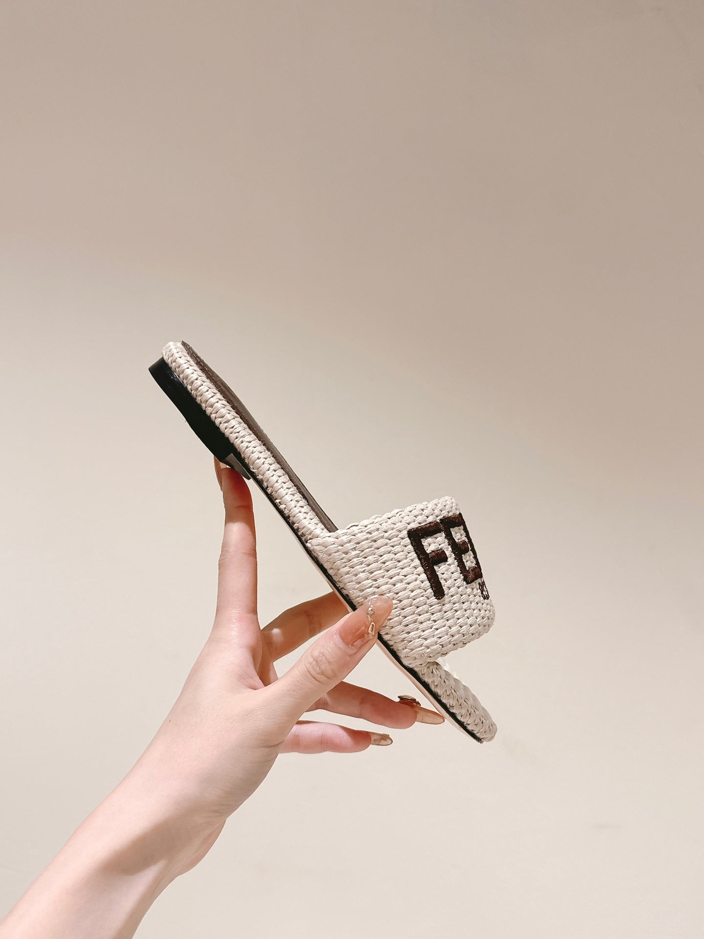 FENDI SIGNATURE MULE SLIDES IN WHITE FIBRE WITH BROWN EMBROIDERED LOGO
