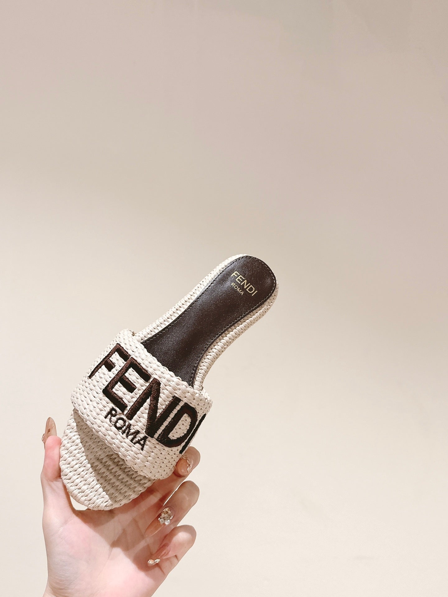 FENDI SIGNATURE MULE SLIDES IN WHITE FIBRE WITH BROWN EMBROIDERED LOGO
