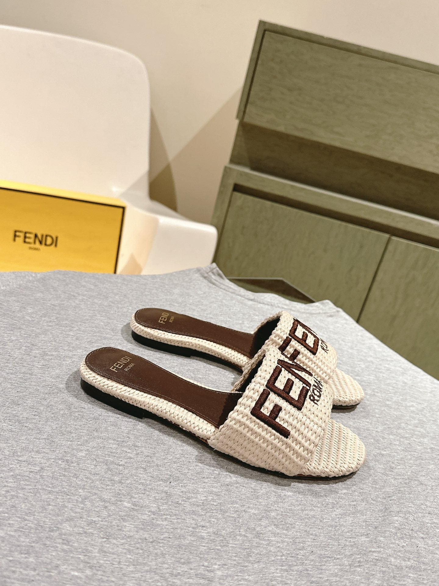 FENDI SIGNATURE MULE SLIDES IN WHITE FIBRE WITH BROWN EMBROIDERED LOGO