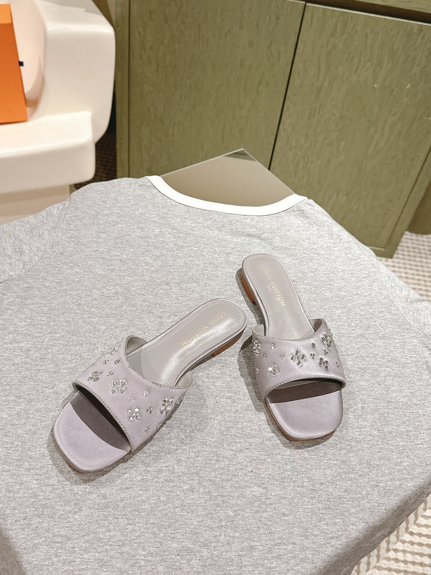 LV WOMEN FLAT MULE IN PASTEL PURPLE SATIN WITH RHINESTONE