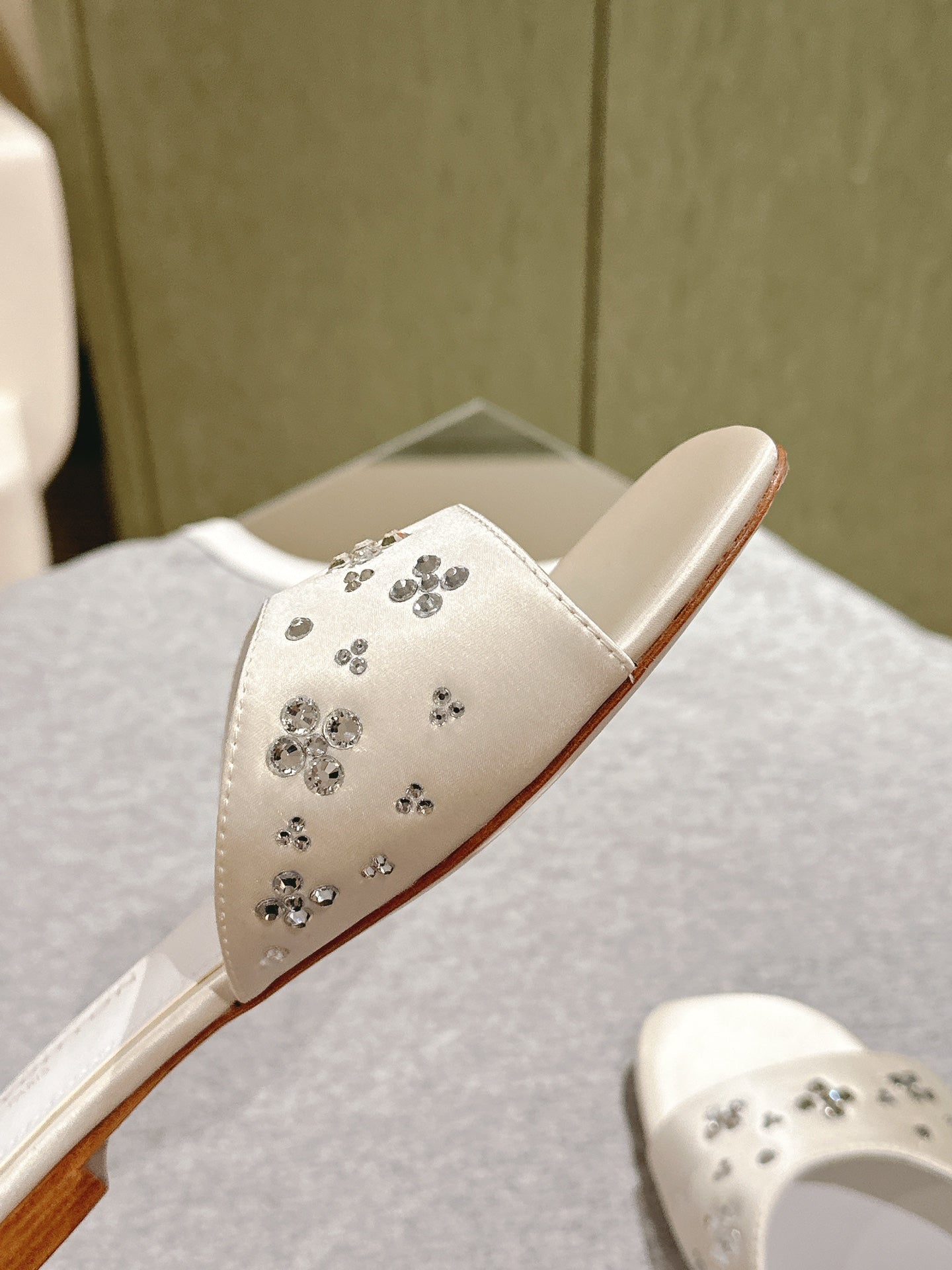 LV WOMEN FLAT MULE IN WHITE SATIN WITH RHINESTONE