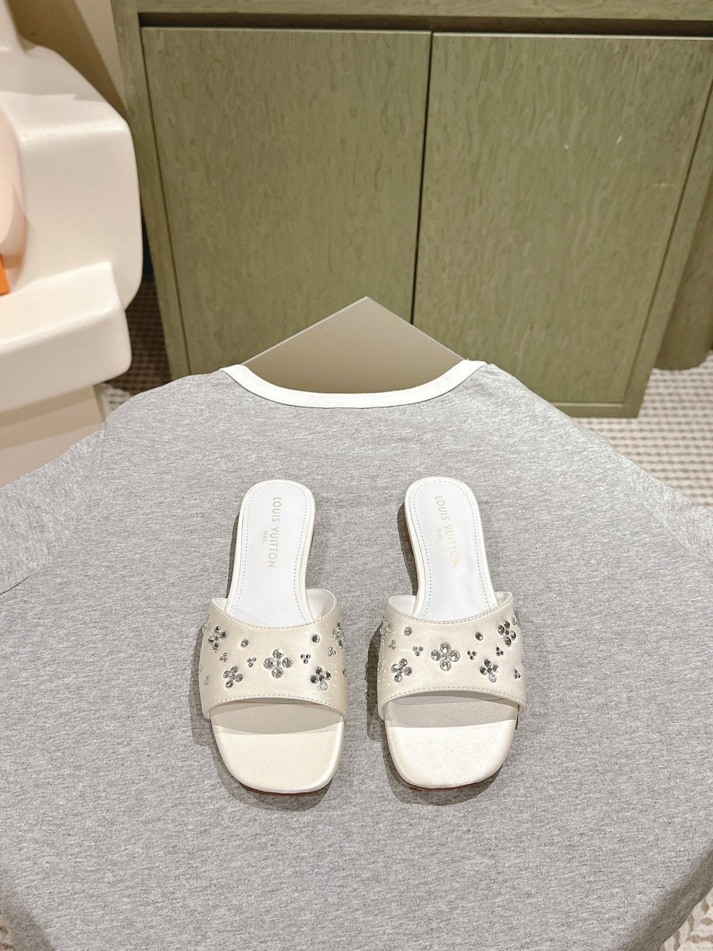 LV WOMEN FLAT MULE IN WHITE SATIN WITH RHINESTONE