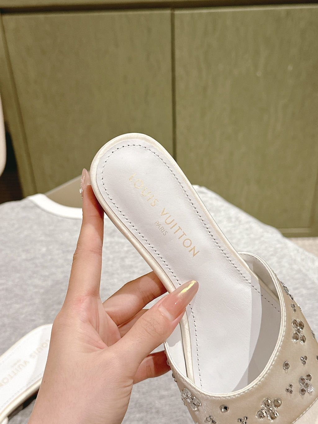 LV WOMEN FLAT MULE IN WHITE SATIN WITH RHINESTONE
