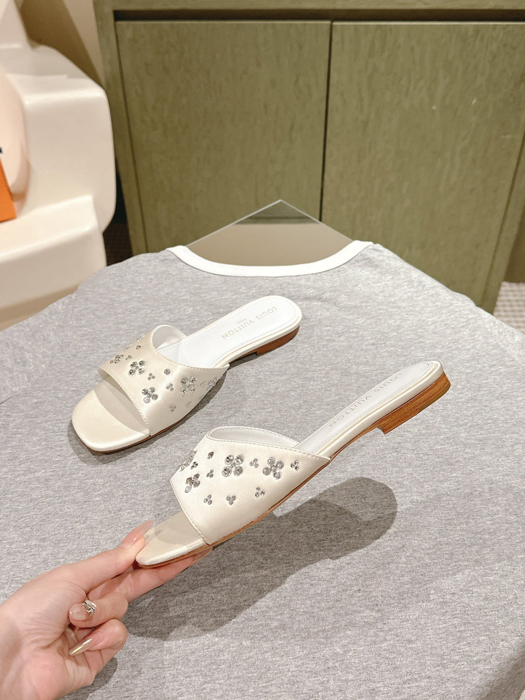 LV WOMEN FLAT MULE IN WHITE SATIN WITH RHINESTONE