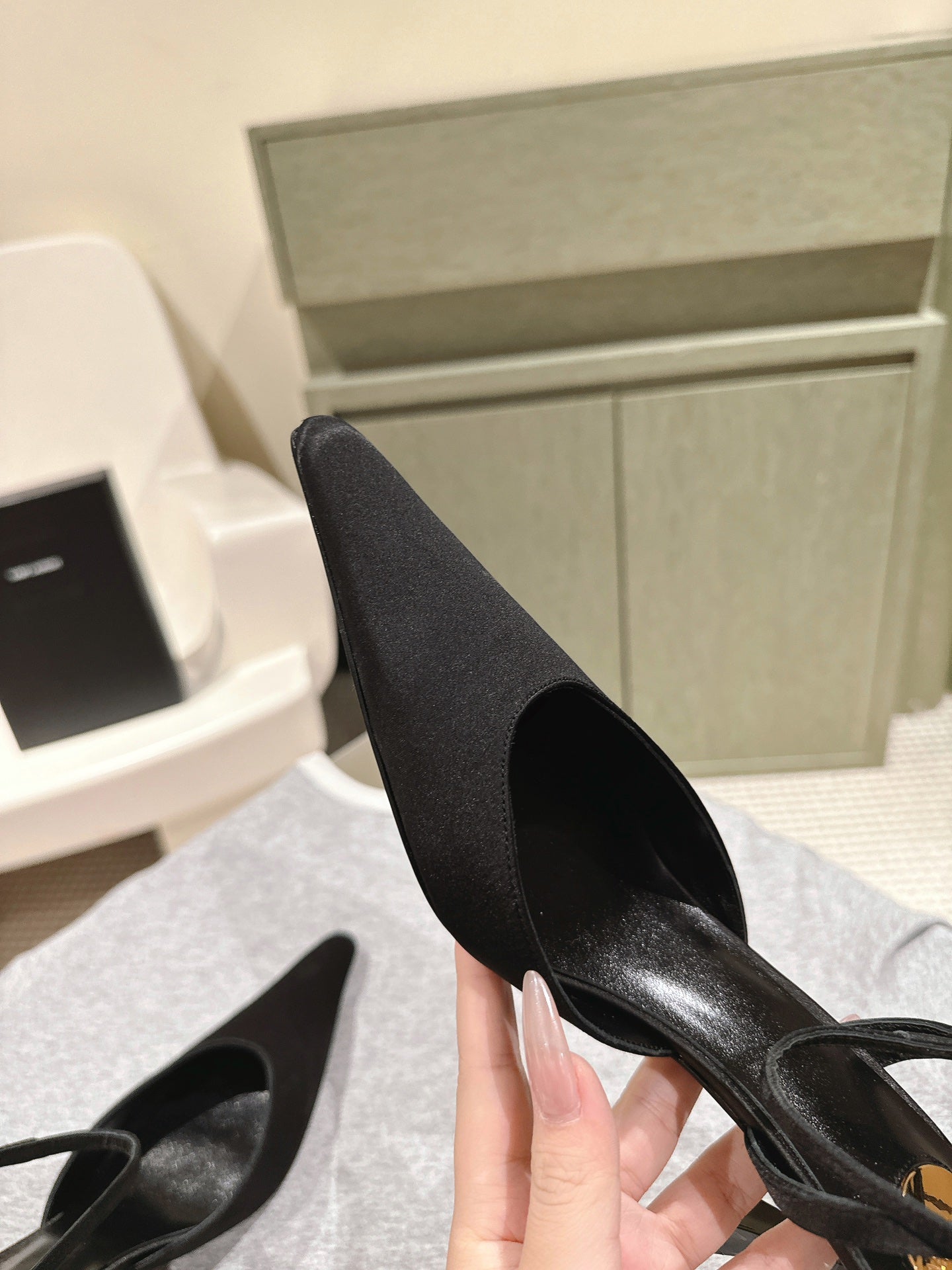 AIMÉE HIGH 8 CM SLINGBACK PUMPS IN BLACK SATIN