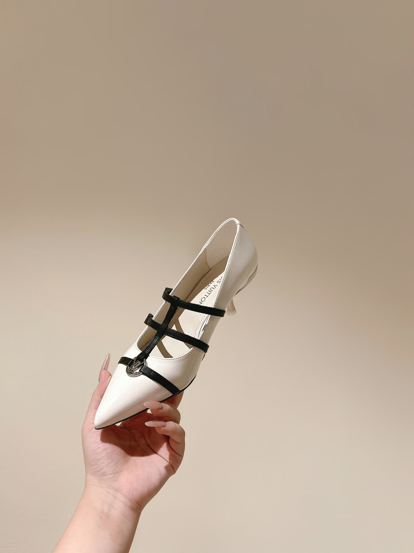 HIGH PUMP 45MM IN WHITE CALFSKIN WITH BLACK STRAPS