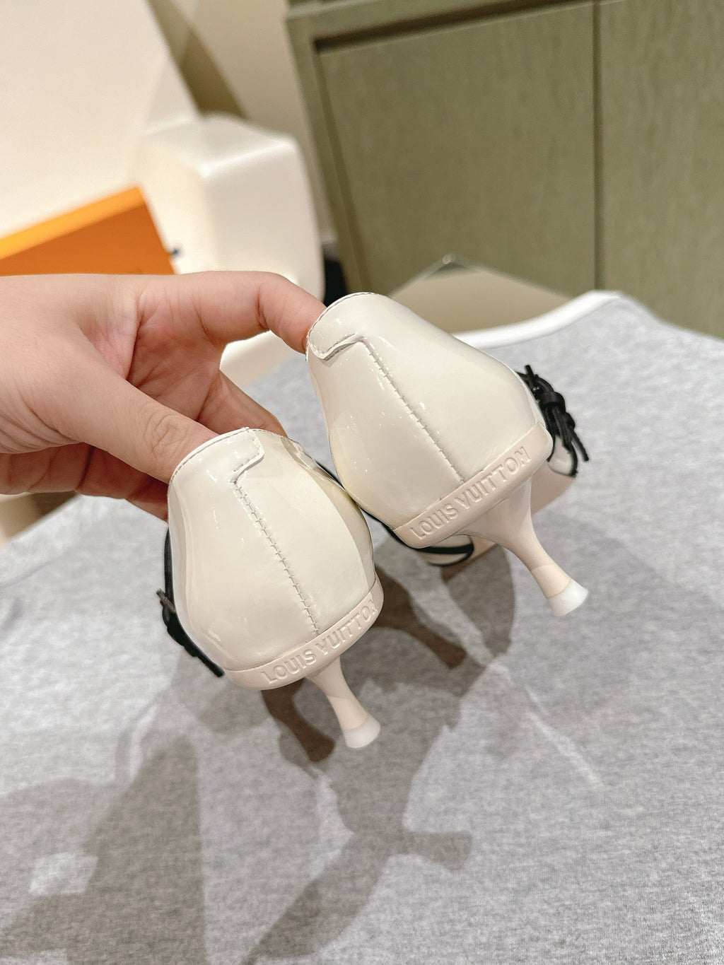 HIGH PUMP 45MM IN WHITE CALFSKIN WITH BLACK STRAPS