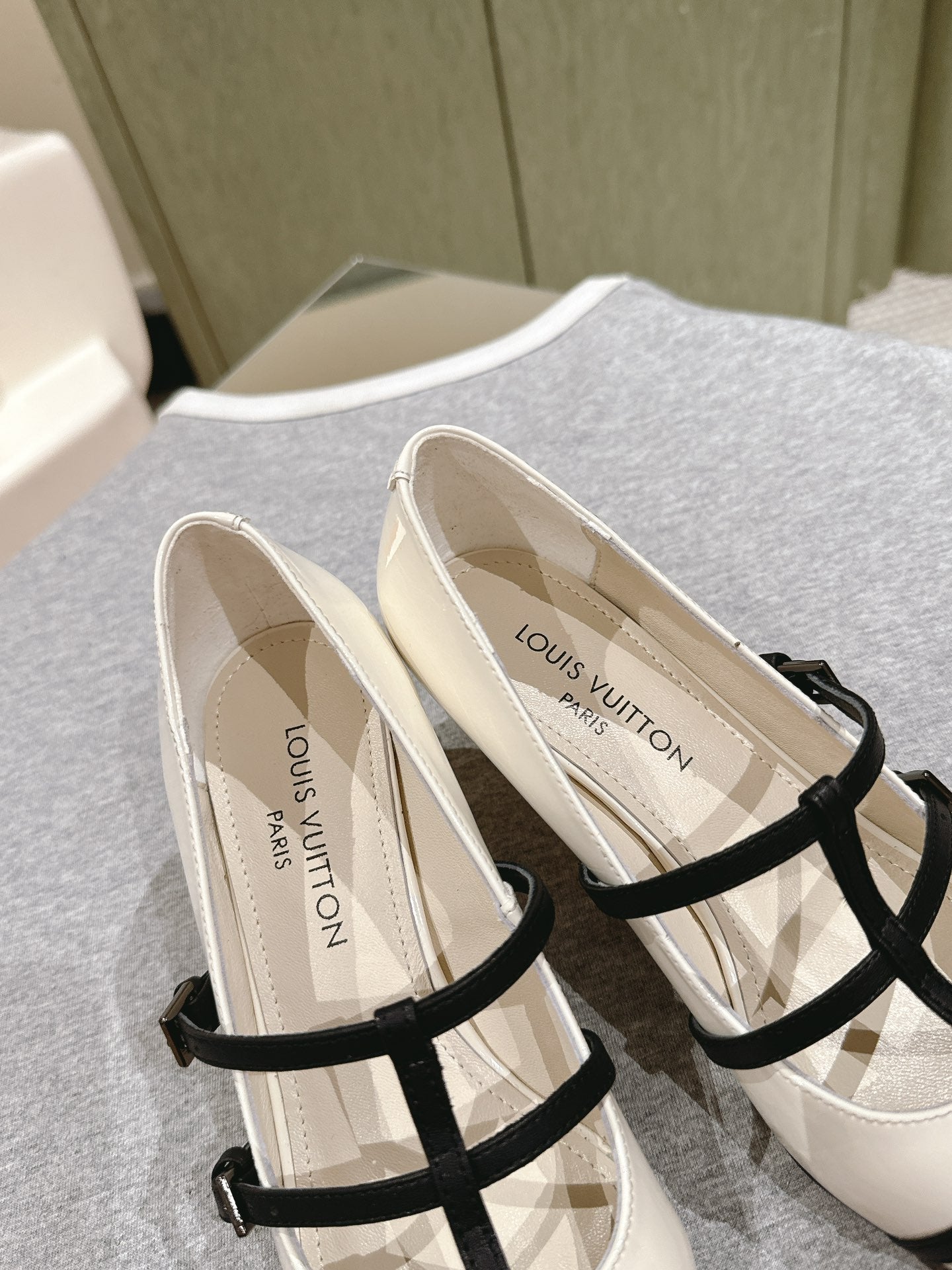 HIGH PUMP 45MM IN WHITE CALFSKIN WITH BLACK STRAPS