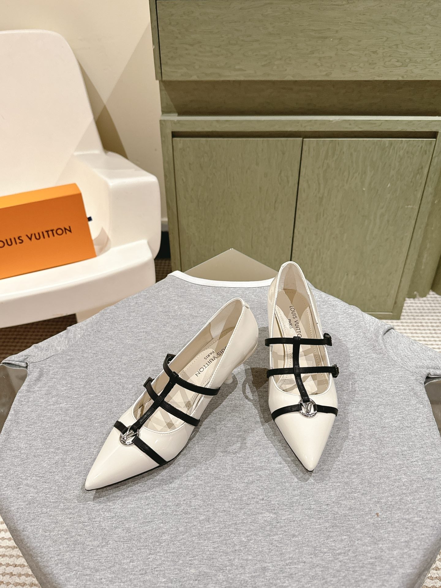 HIGH PUMP 45MM IN WHITE CALFSKIN WITH BLACK STRAPS