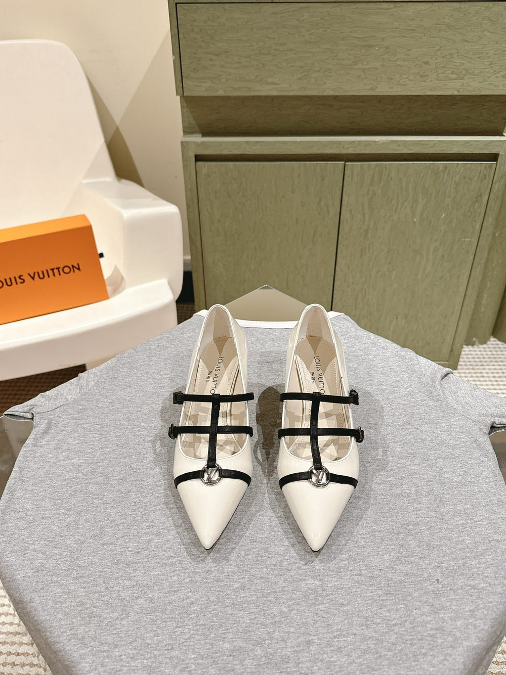 HIGH PUMP 45MM IN WHITE CALFSKIN WITH BLACK STRAPS