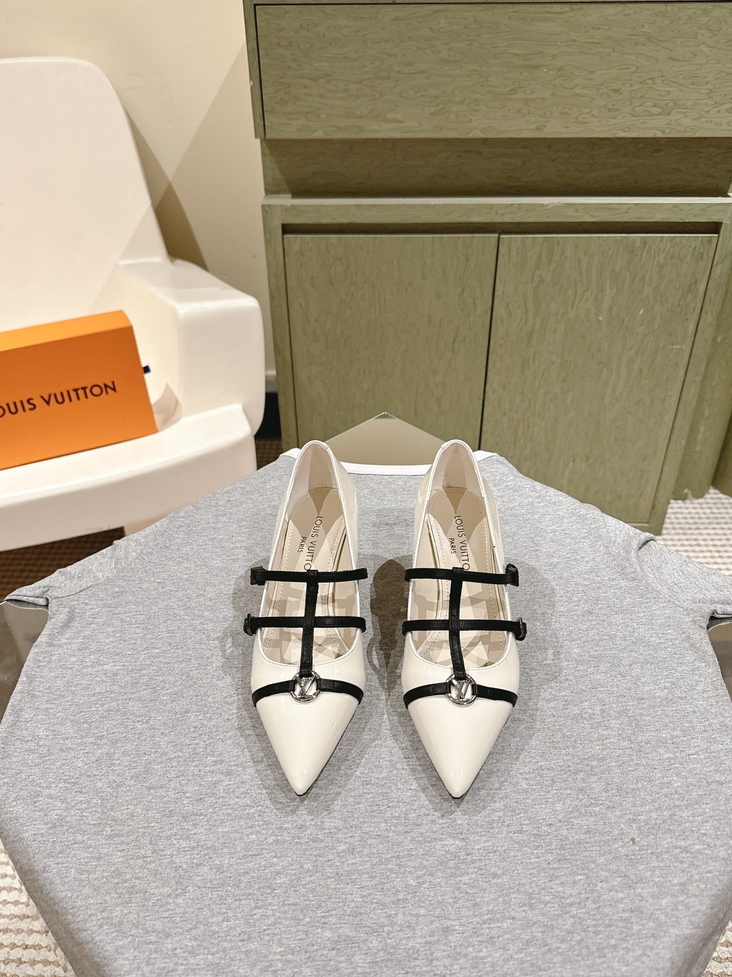 HIGH PUMP 45MM IN WHITE CALFSKIN WITH BLACK STRAPS