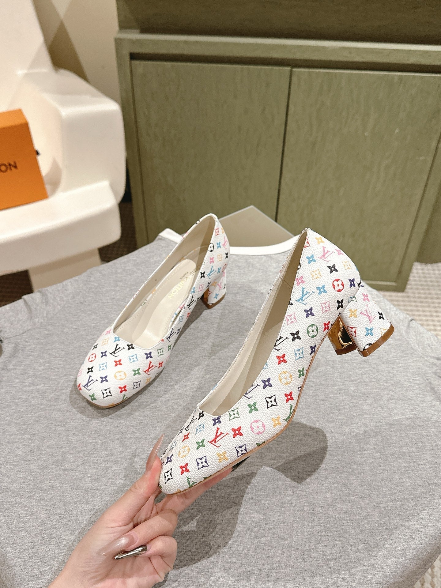 SWING HIGH PUMP 55 MM IN WHITE MONOGRAM CALFSKIN